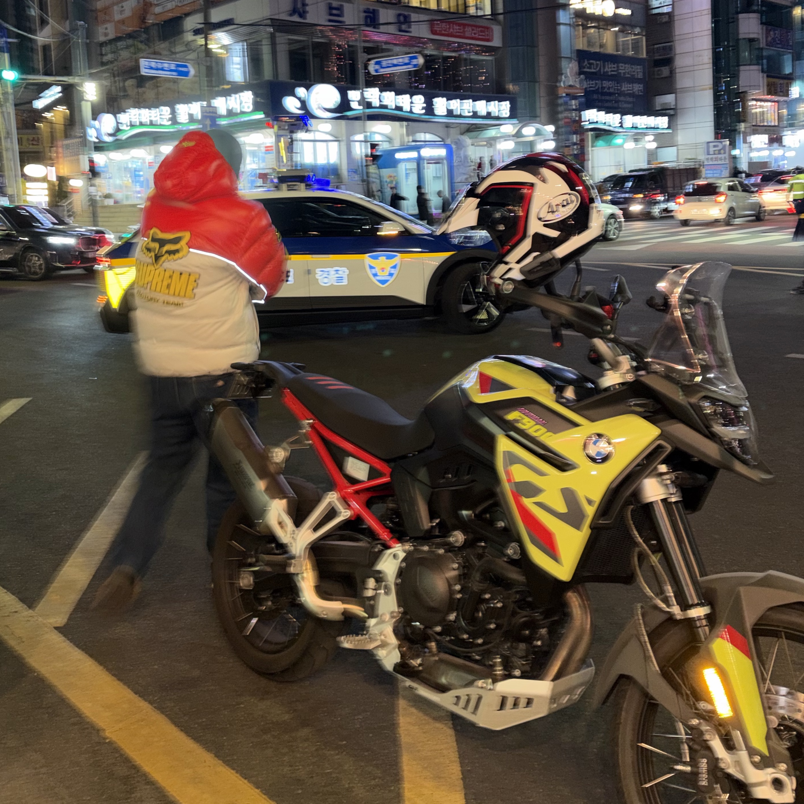 Supreme x Fox Racing Shiny Down Puffer Jacket White - 25FW 착용 스타일 - 3