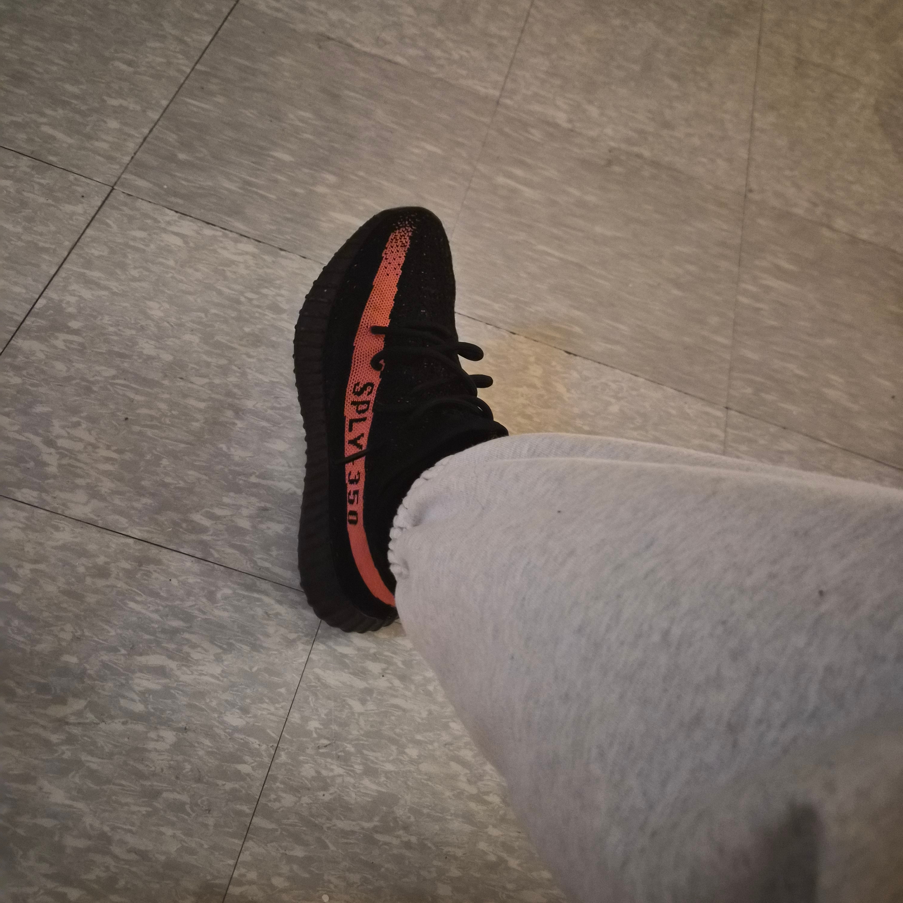 Adidas Yeezy Boost 350 V2 Core Black Red 2022/2023 착용 스타일 - 3
