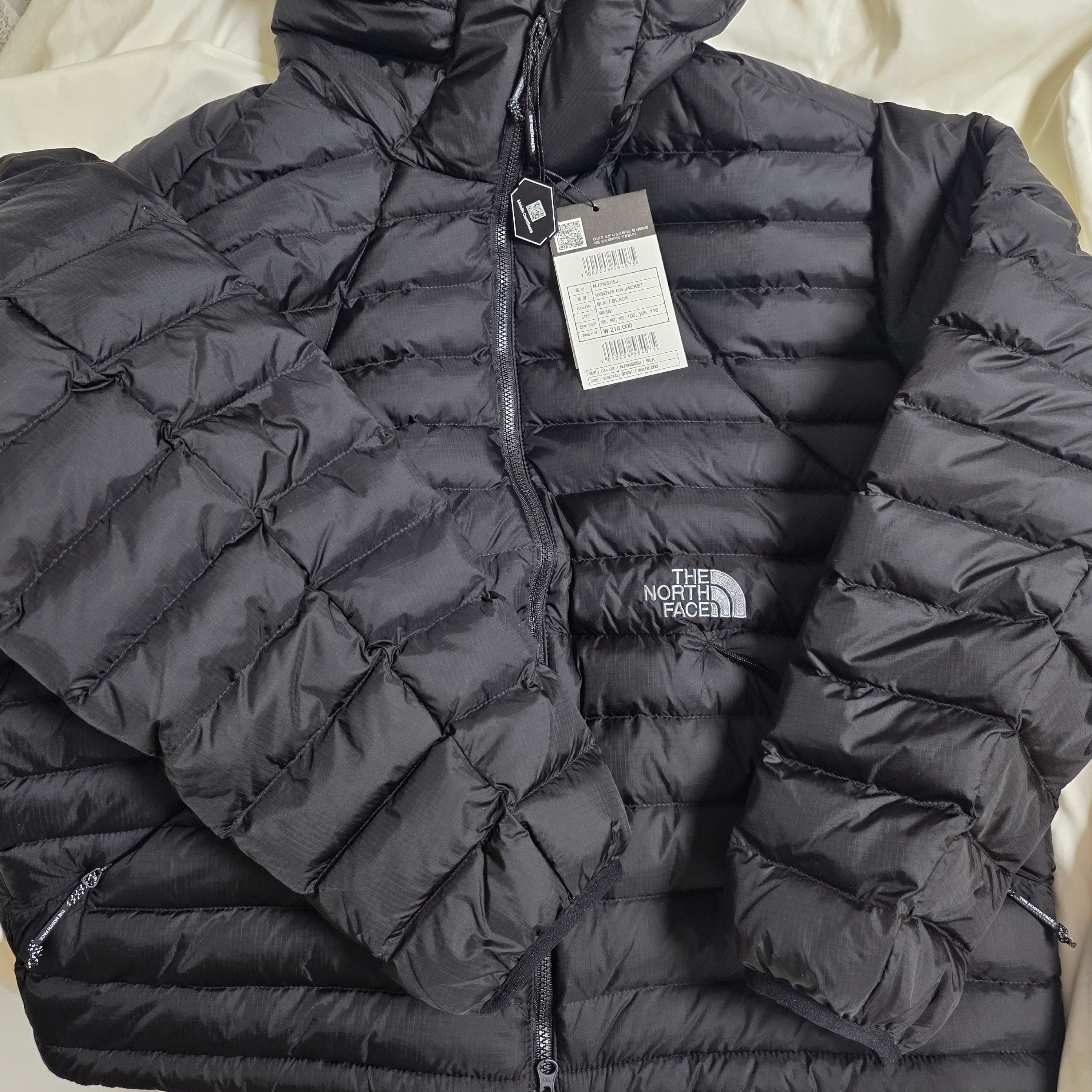 The North Face Ventus On Jacket Black 착용 스타일
