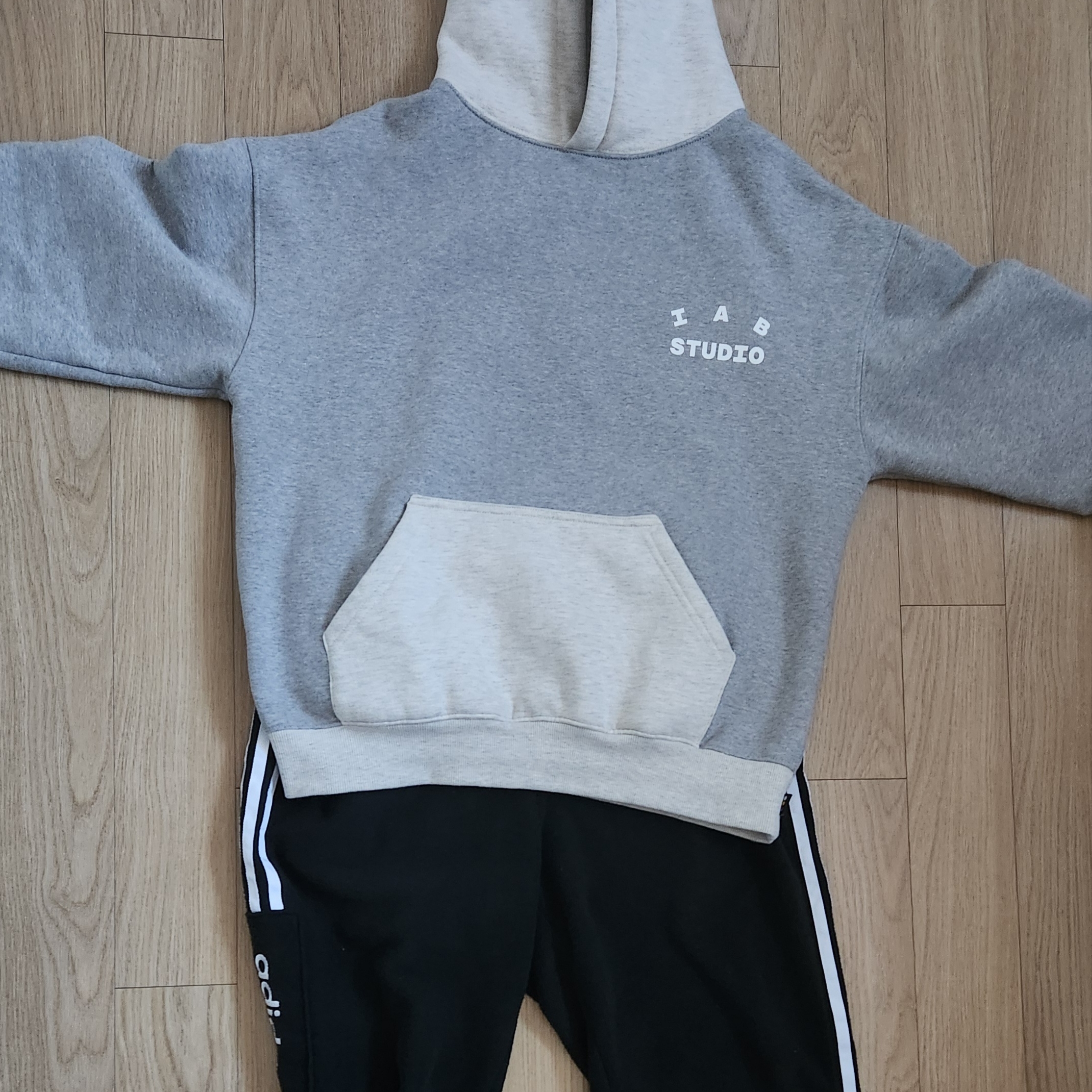 IAB Studio Hoodie Dual Gray 착용 스타일 - 2