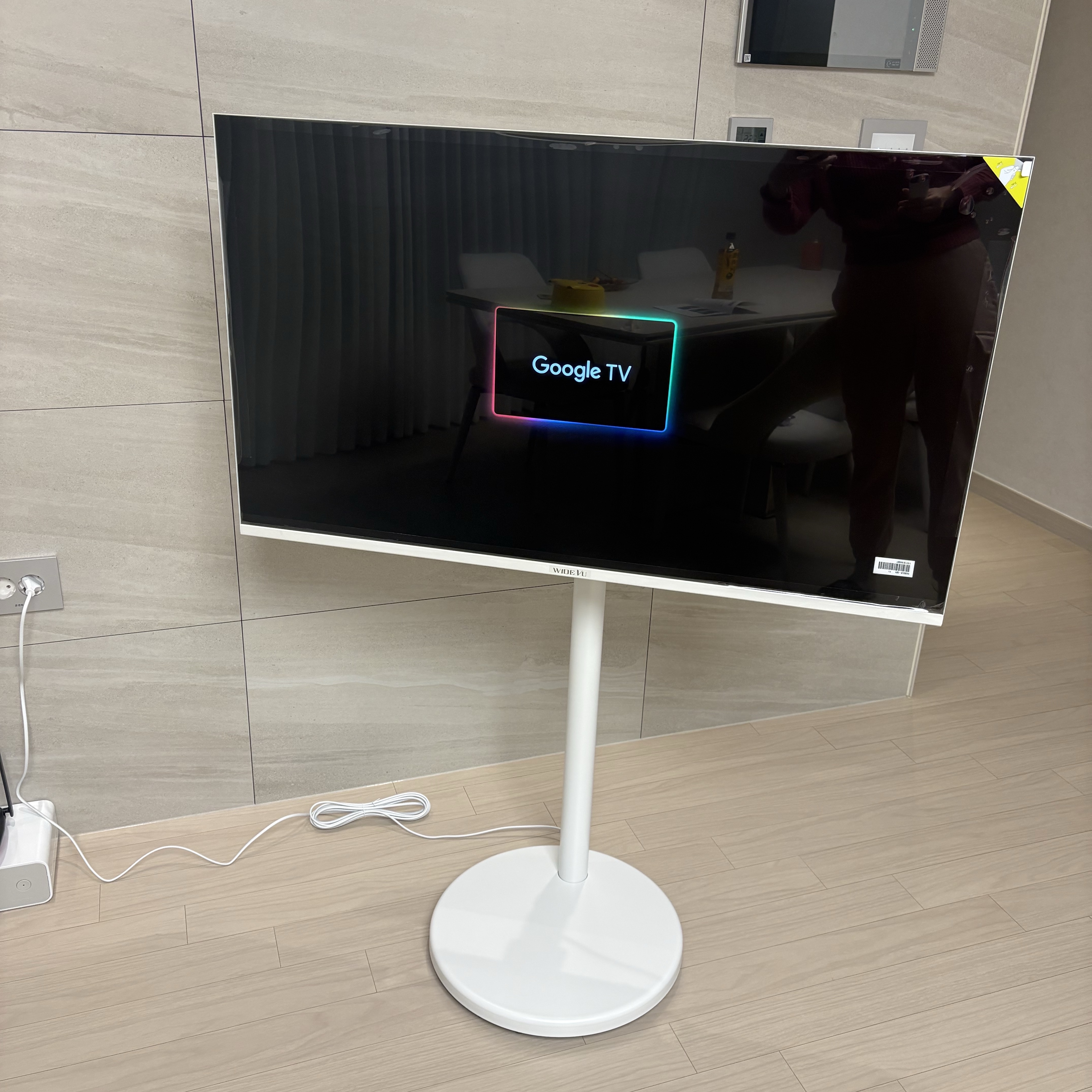 [15% 쿠폰] WIDEVU WideMovingVu White Edition V3 Set QLED 109cm (43 in) 4K UHD Smart Mobile TV 착용 스타일 - 2