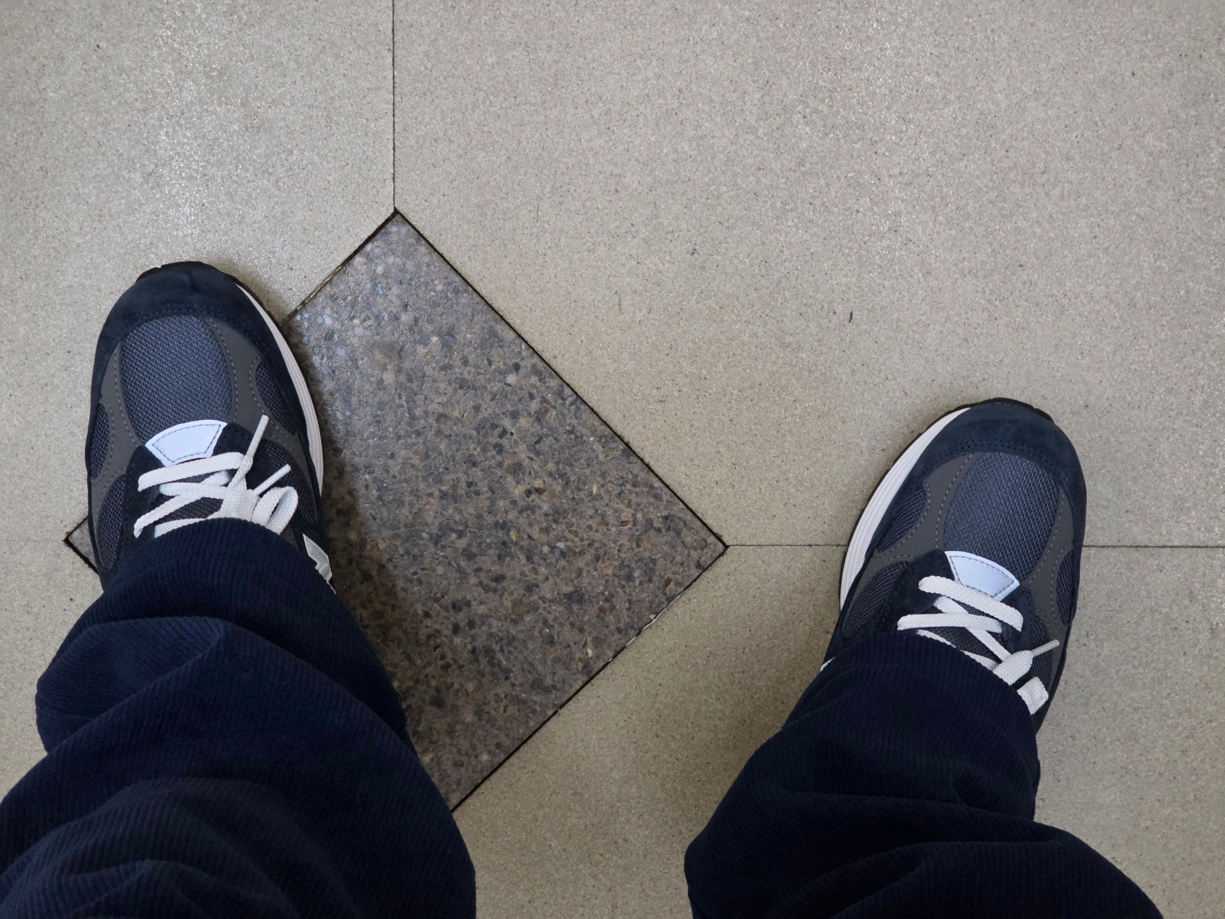 New Balance 992 Made in USA Core Navy 착용 스타일 - 1