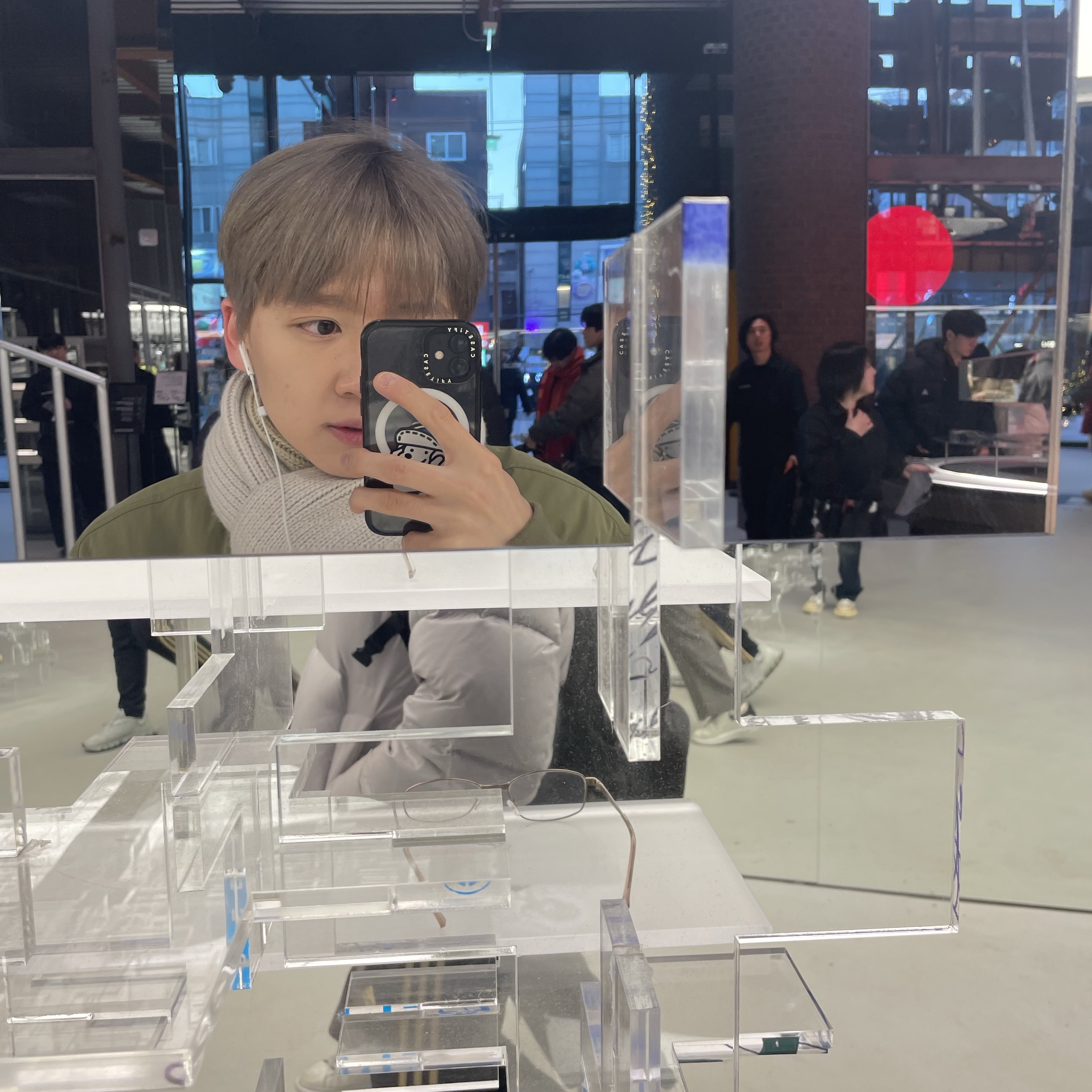 Uniqlo x Kaws Heattech Knit Scarf Off White 착용 스타일