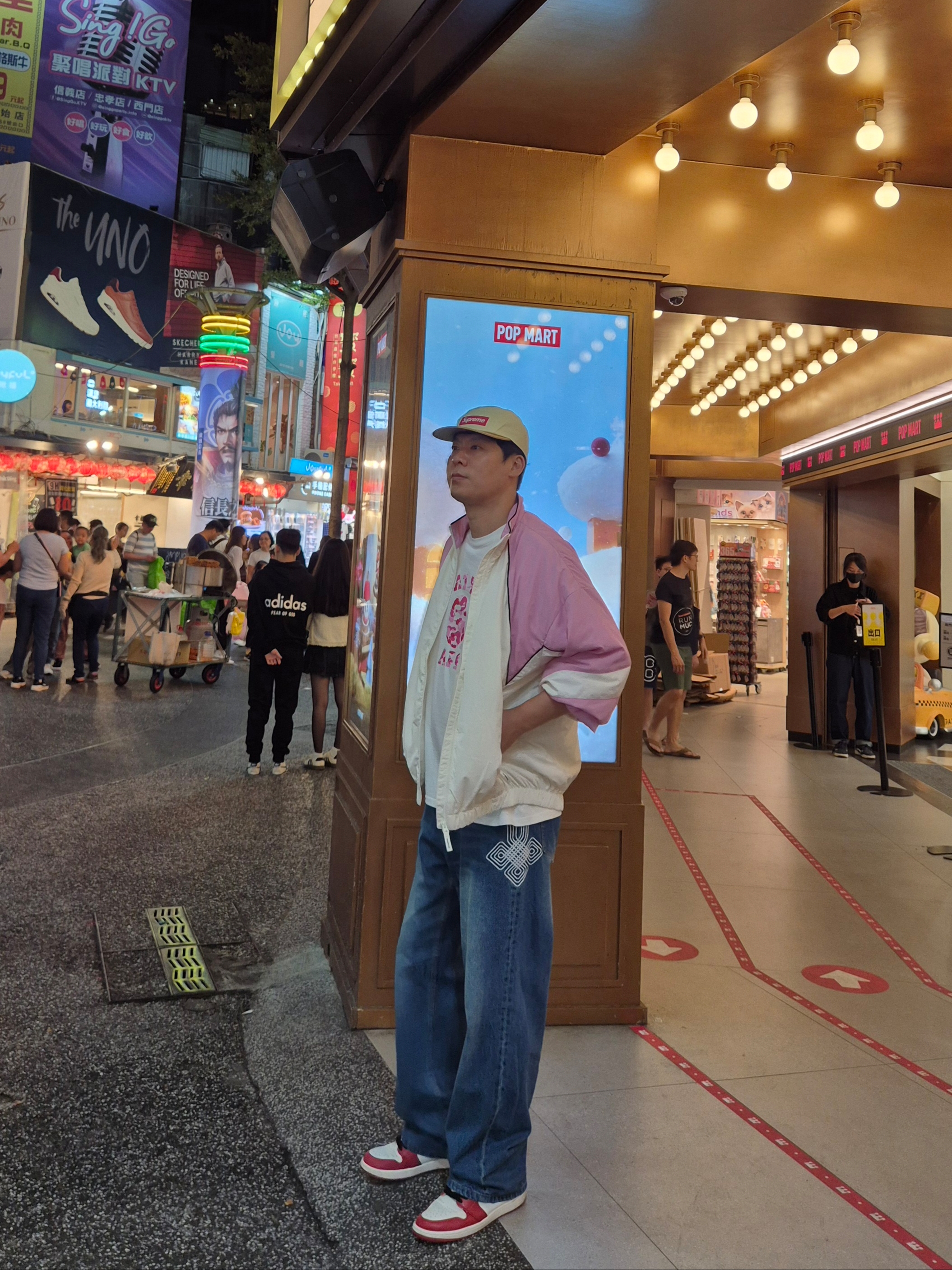 The North Face TNF Crew Jacket Cream - 25SS, BAPE ABC Camo College T-Shirt White Pink 착용 스타일 - 1