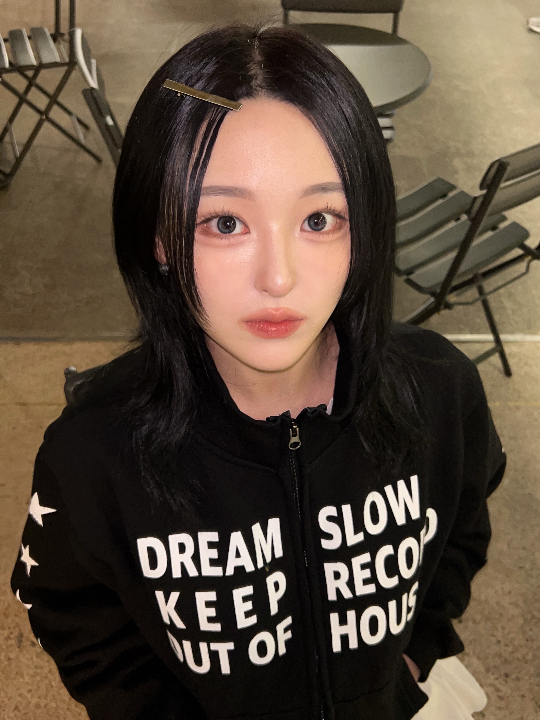 SLOW RECORD HOUSE Typo Star Track Zip-Up_Black 착용 스타일 - 7