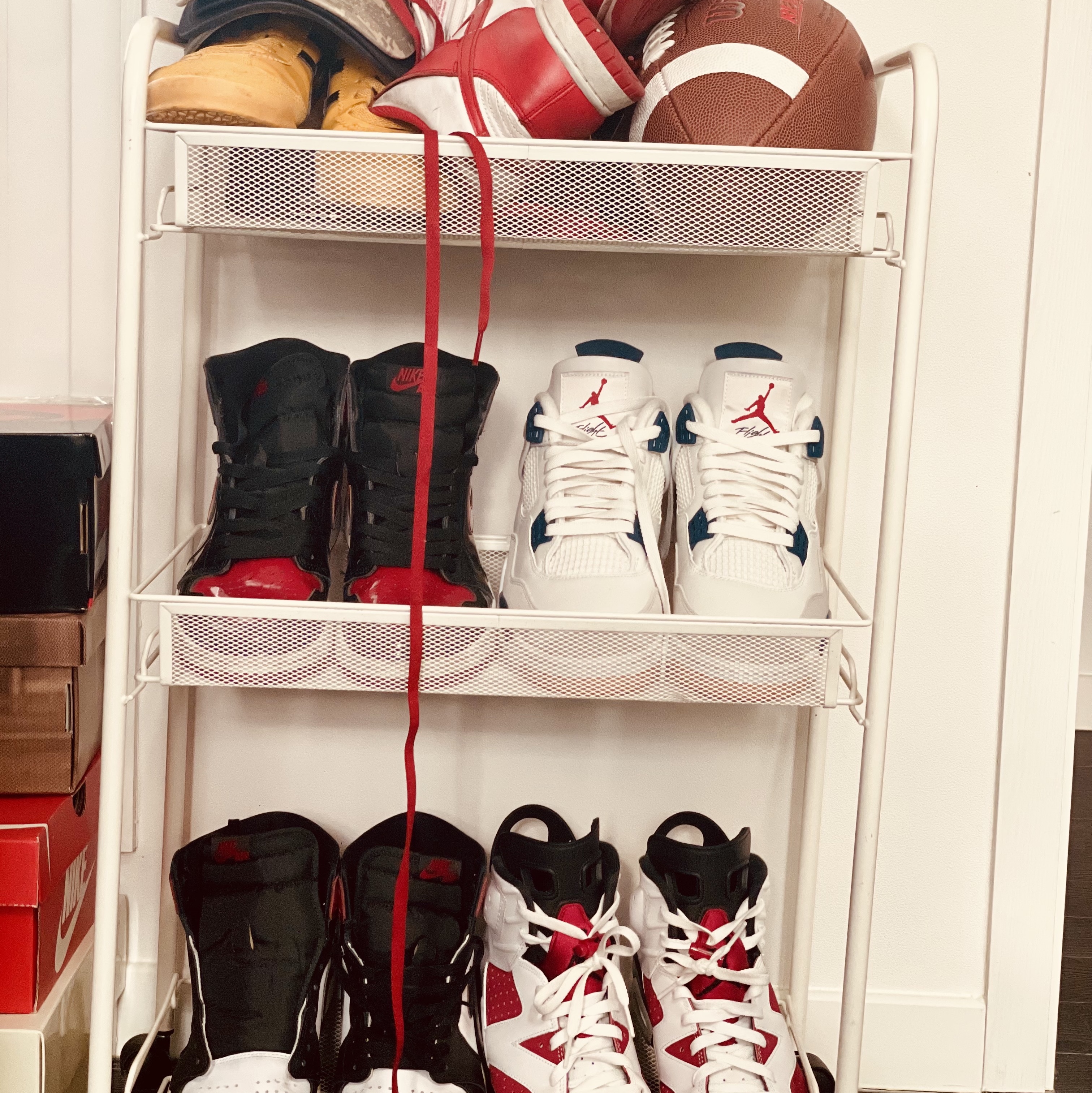 Onitsuka Tiger Mexico 66 Yellow Black, Nike Dunk High Retro Championship White and Red 착용 스타일