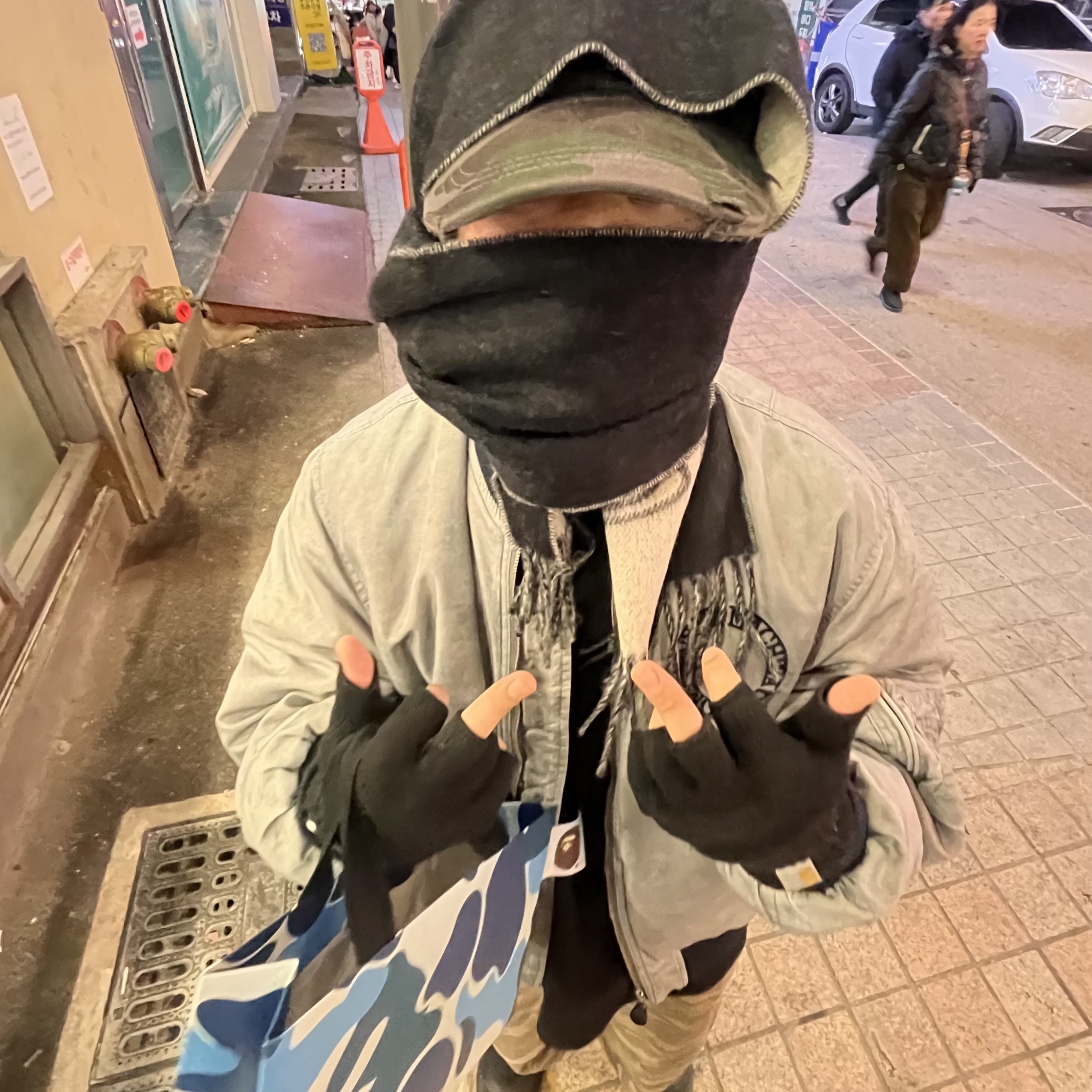 (W) Vivienne Westwood Double Logo Muffler Black, Carhartt WIP Carhartt Mitten Black 착용 스타일
