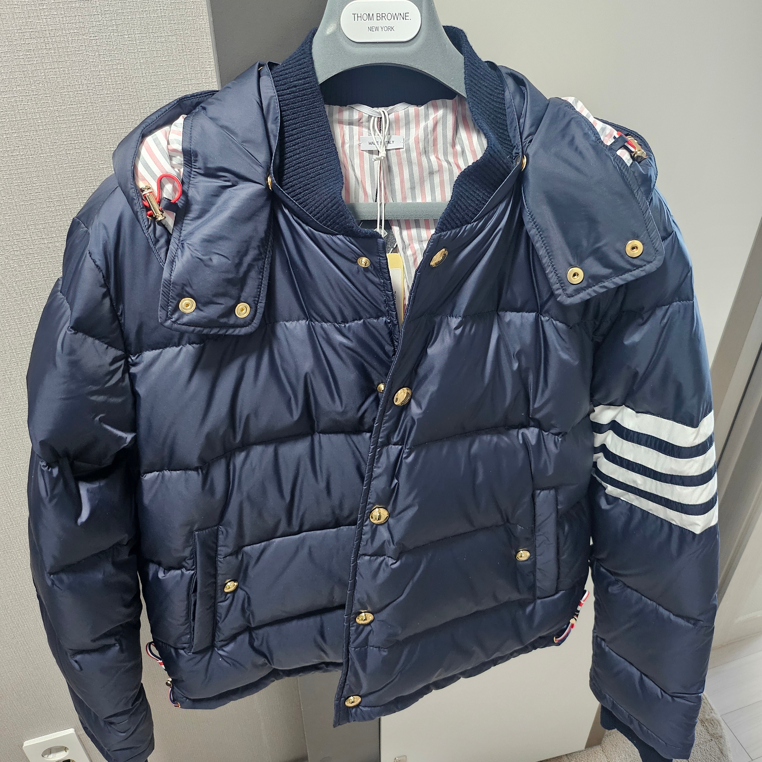 Thom Browne Matte Nylon 4-Bar Down Bomber Jacket Navy 착용 스타일 - 2