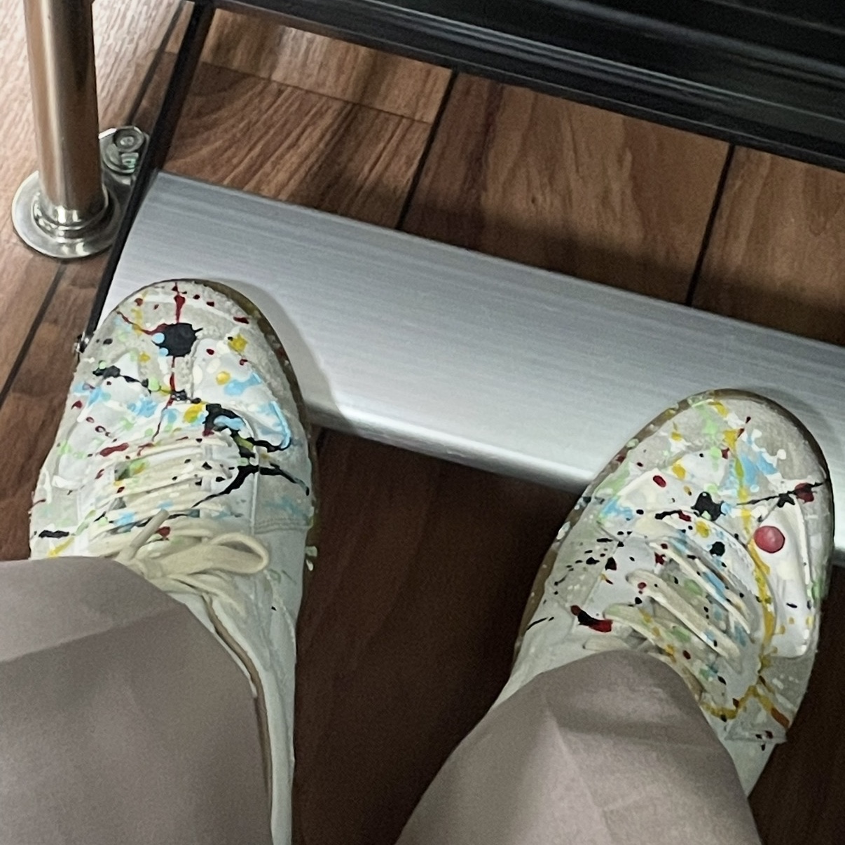 (W) Maison Margiela Replica Paint Drop Sneakers Grey 착용 스타일