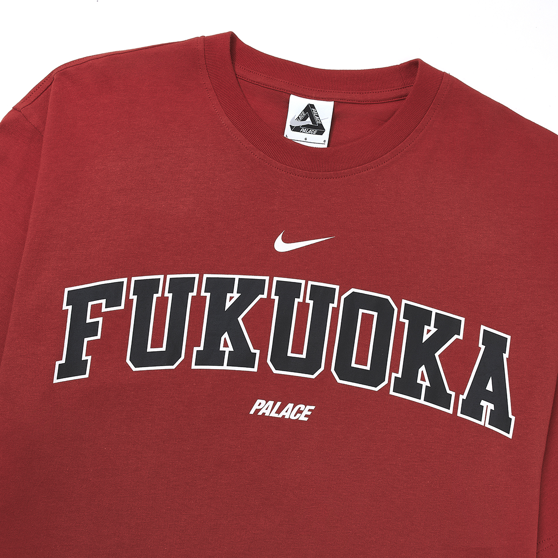 팔라스 x 나이키 샵 티셔츠 후쿠오카 레드 - 25FW(Palace x Nike Shop T-Shirt Fukuoka Red - 25FW) - 3