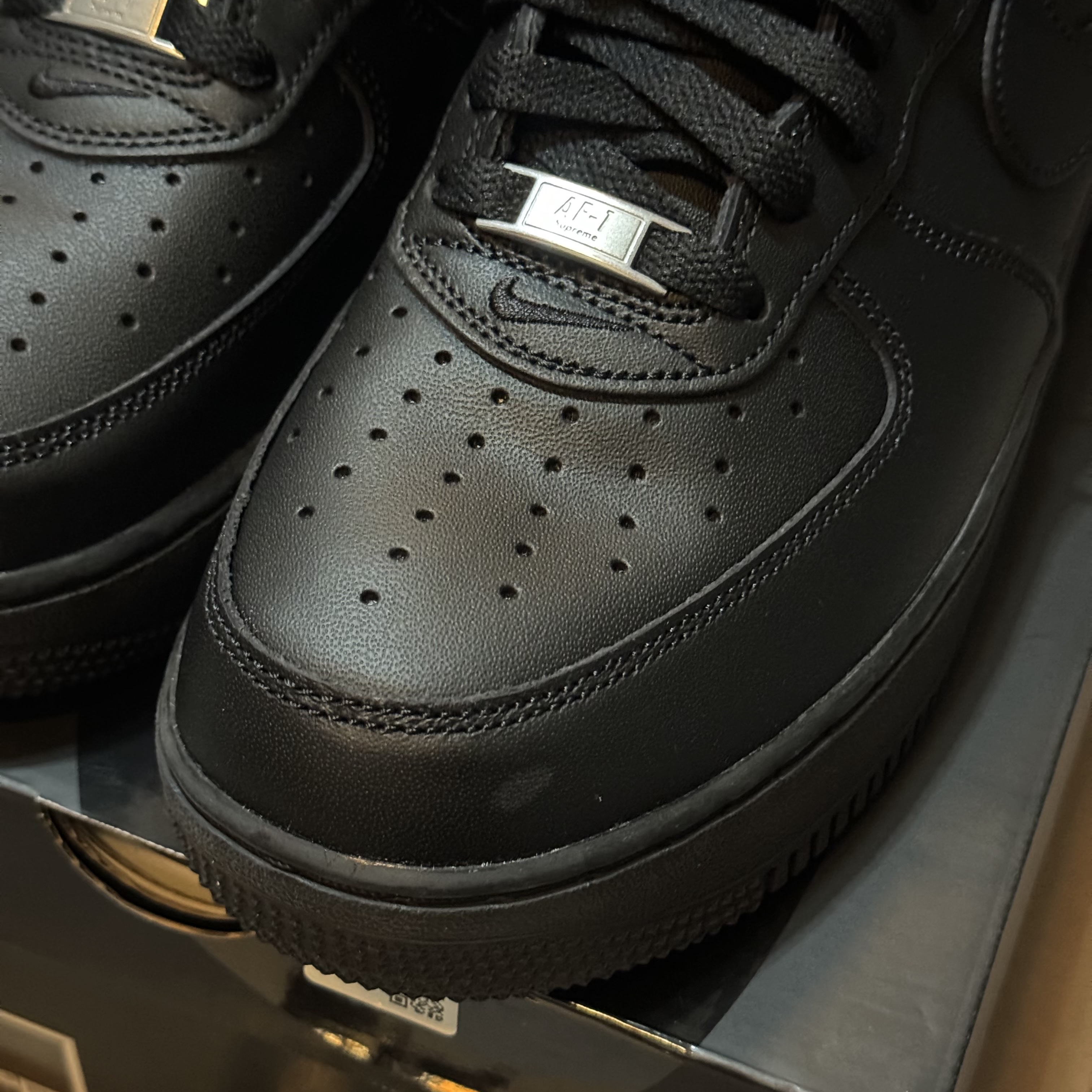 Nike x Supreme Air Force 1 Low Black 착용 스타일 - 1