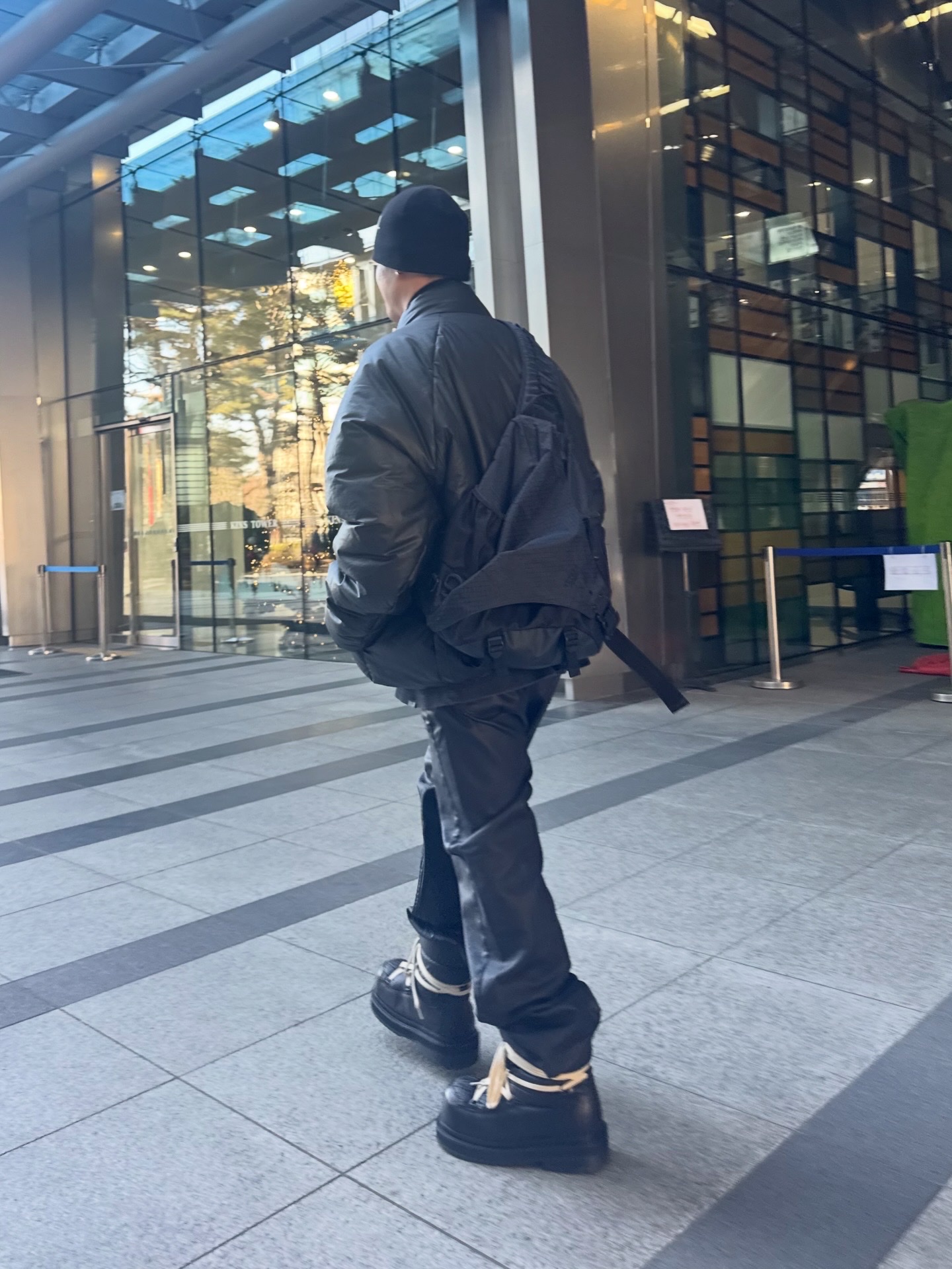Yeezy Gap Round Jacket Black 착용 스타일 - 2