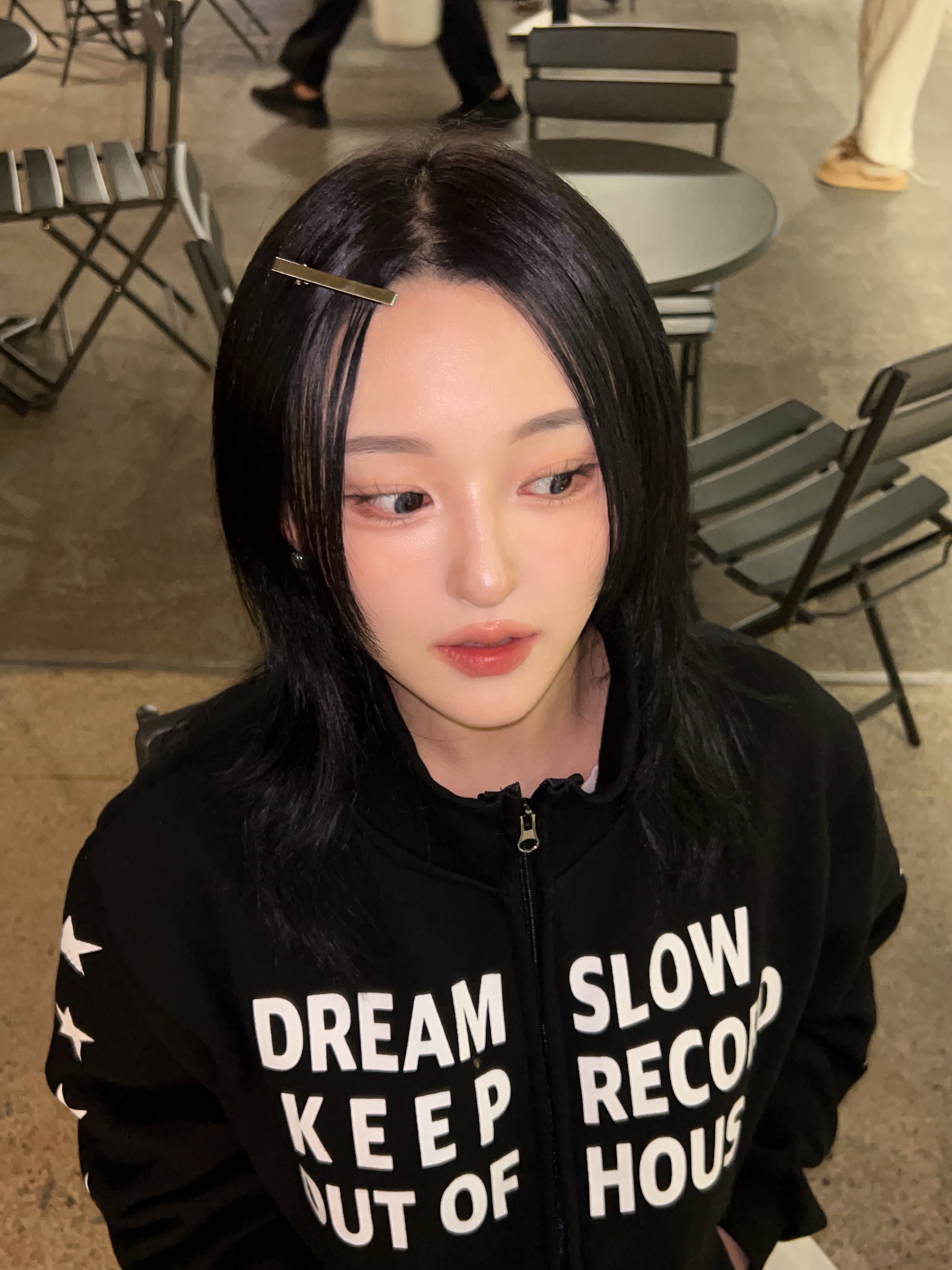 SLOW RECORD HOUSE Typo Star Track Zip-Up_Black 착용 스타일 - 4