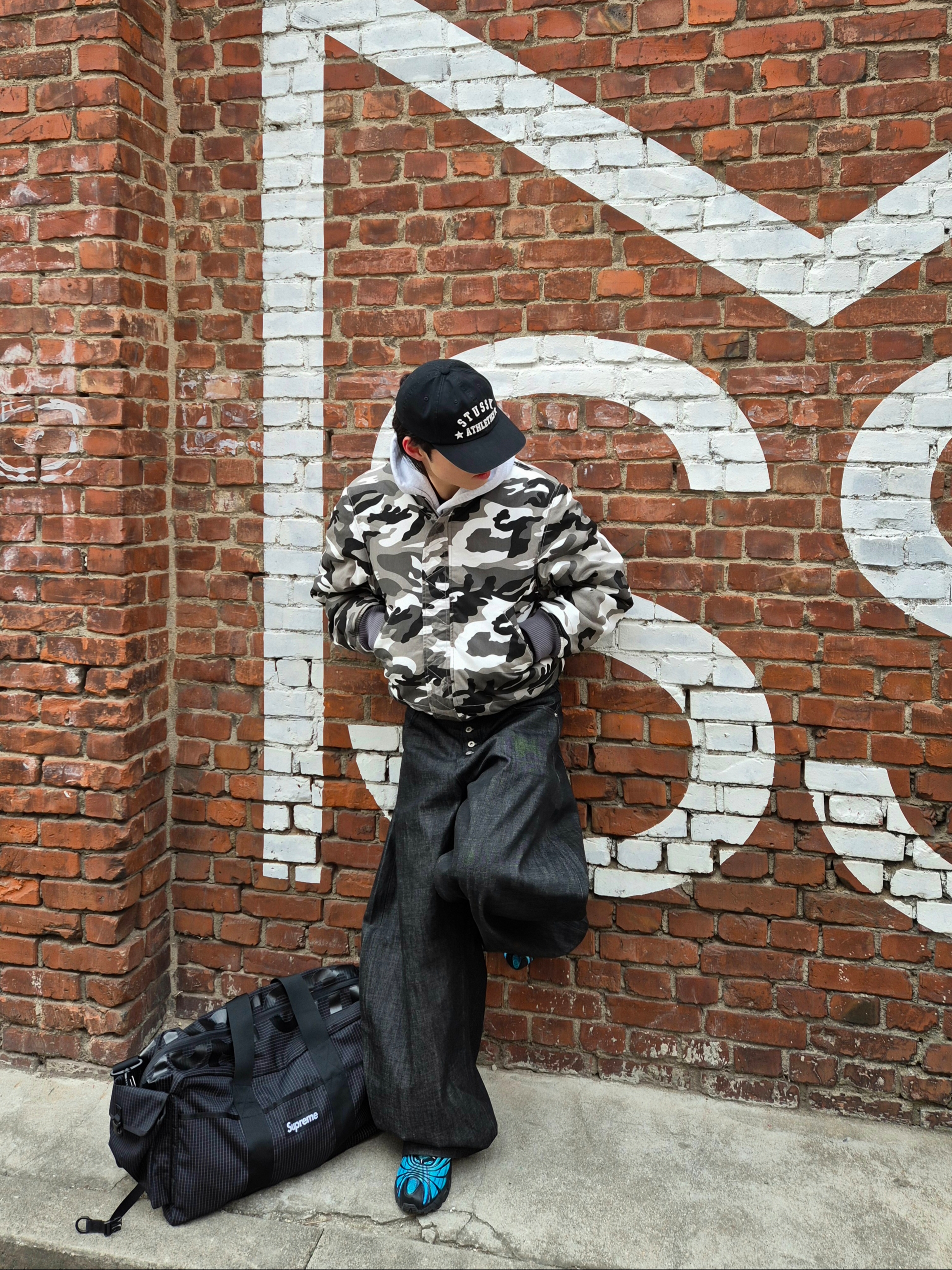 Supreme Duffle Bag Black - 24SS, Nike x Skepta Air Max Tailwind 5 Chrome Blue 착용 스타일 - 1