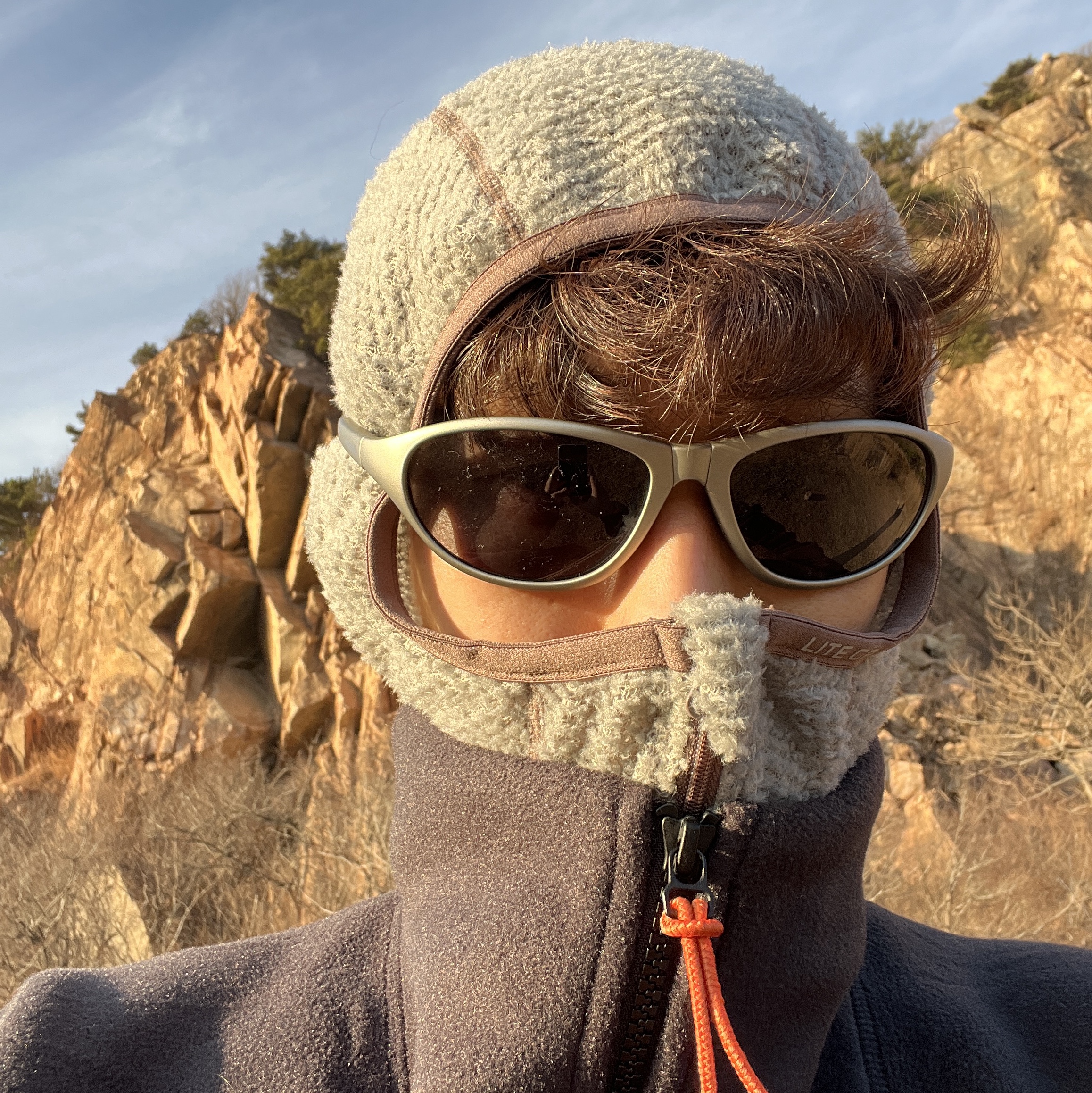 Montbell Trekking Glasses Silver Metallic Light Grey 착용 스타일