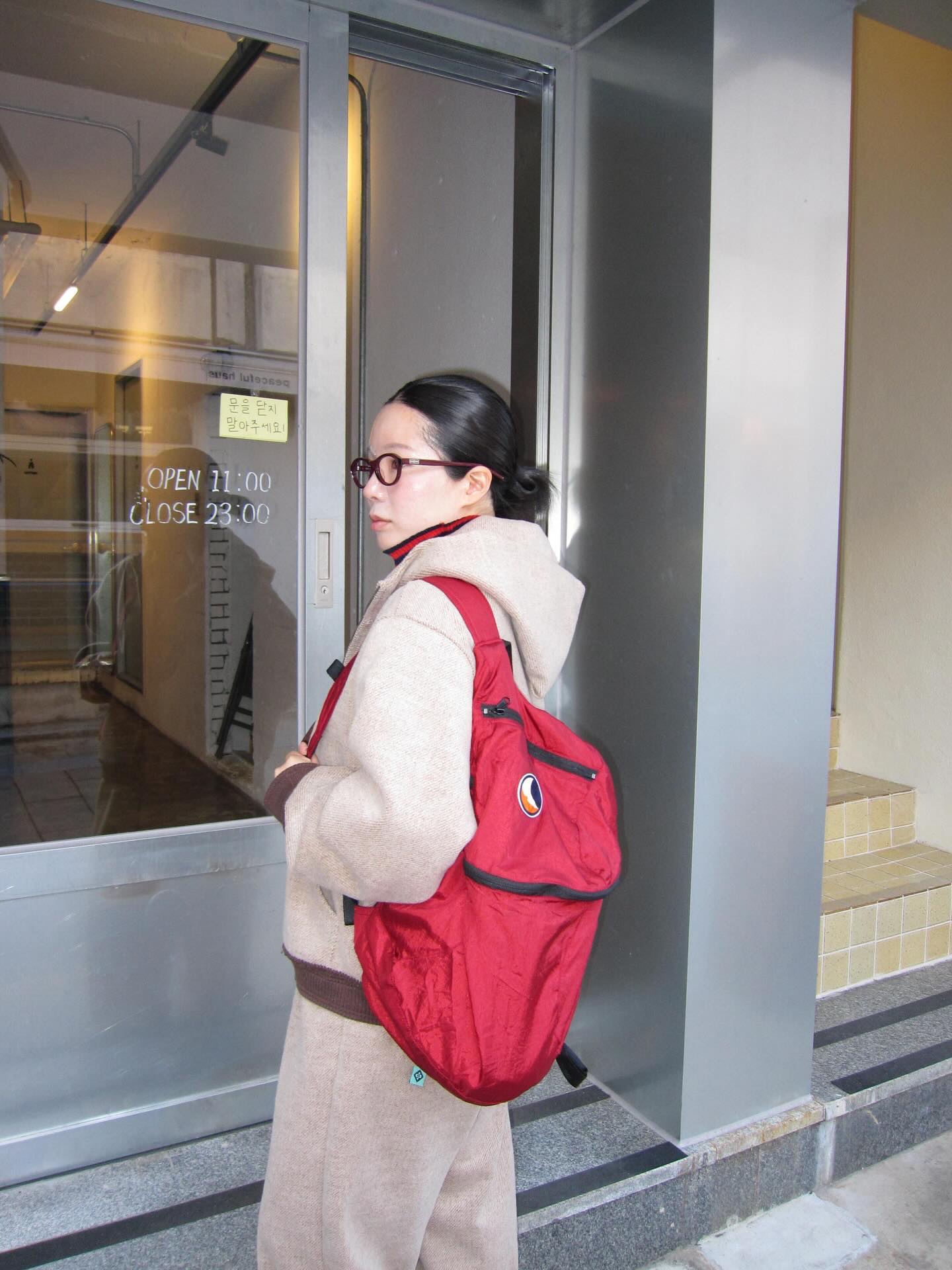 Ticket to the Moon Backpack Plus Burgundy (25L) 착용 스타일 - 1