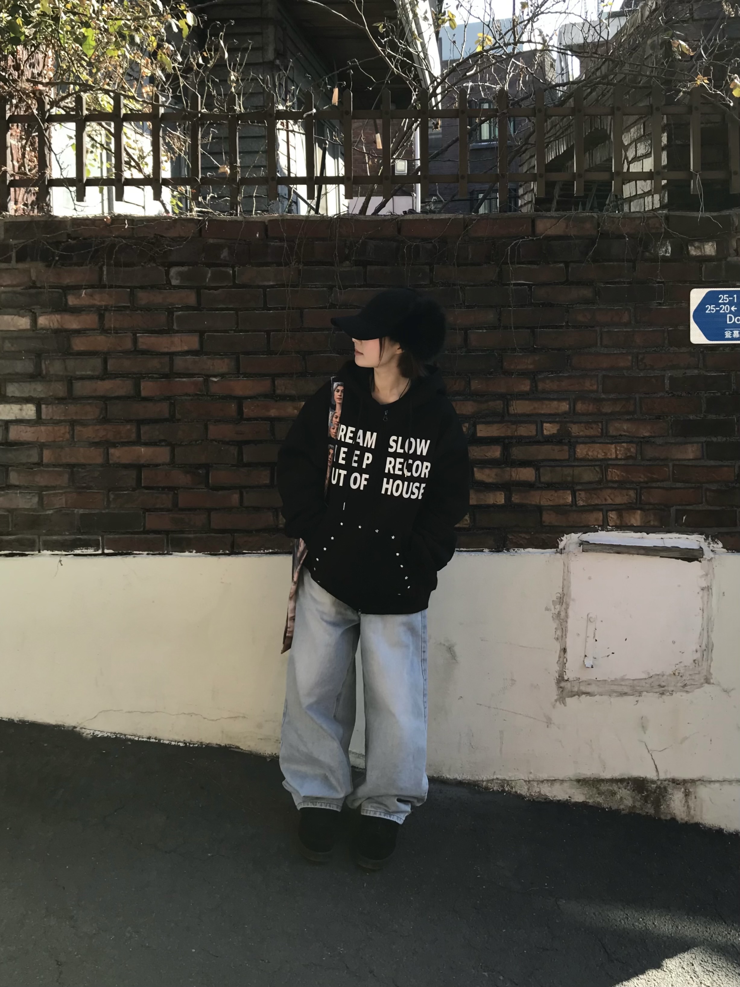 SLOW RECORD HOUSE Typo Star Hood Zip-up Black 착용 스타일 - 1