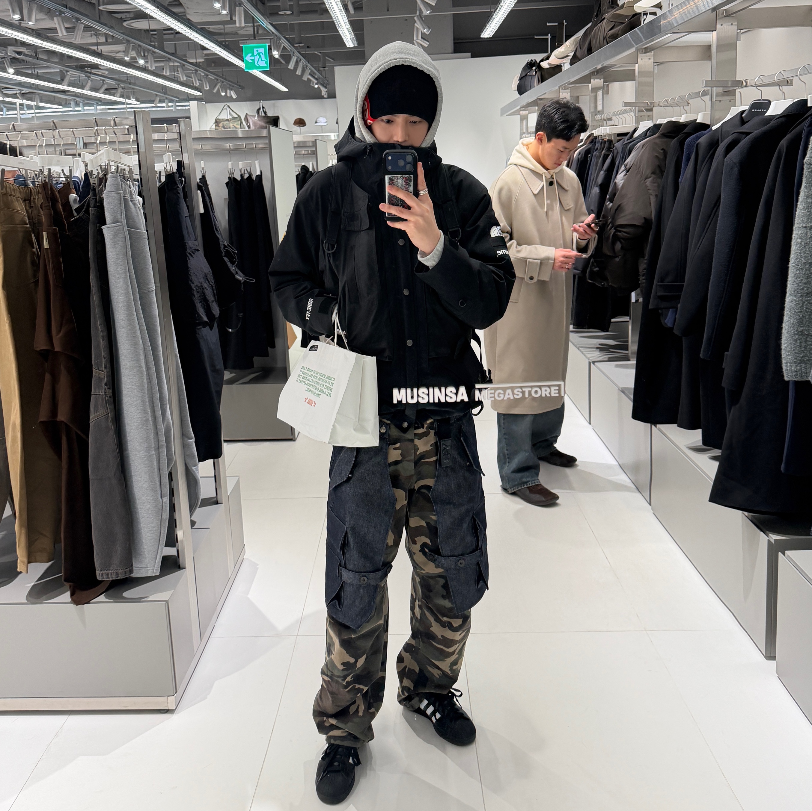 [KREAM 단독] ADSB Andersson Bell Raptor Layered Cargo Pants Indigo Green, Supreme x The North Face RTG Jacket + Vest Black - 20SS 착용 스타일