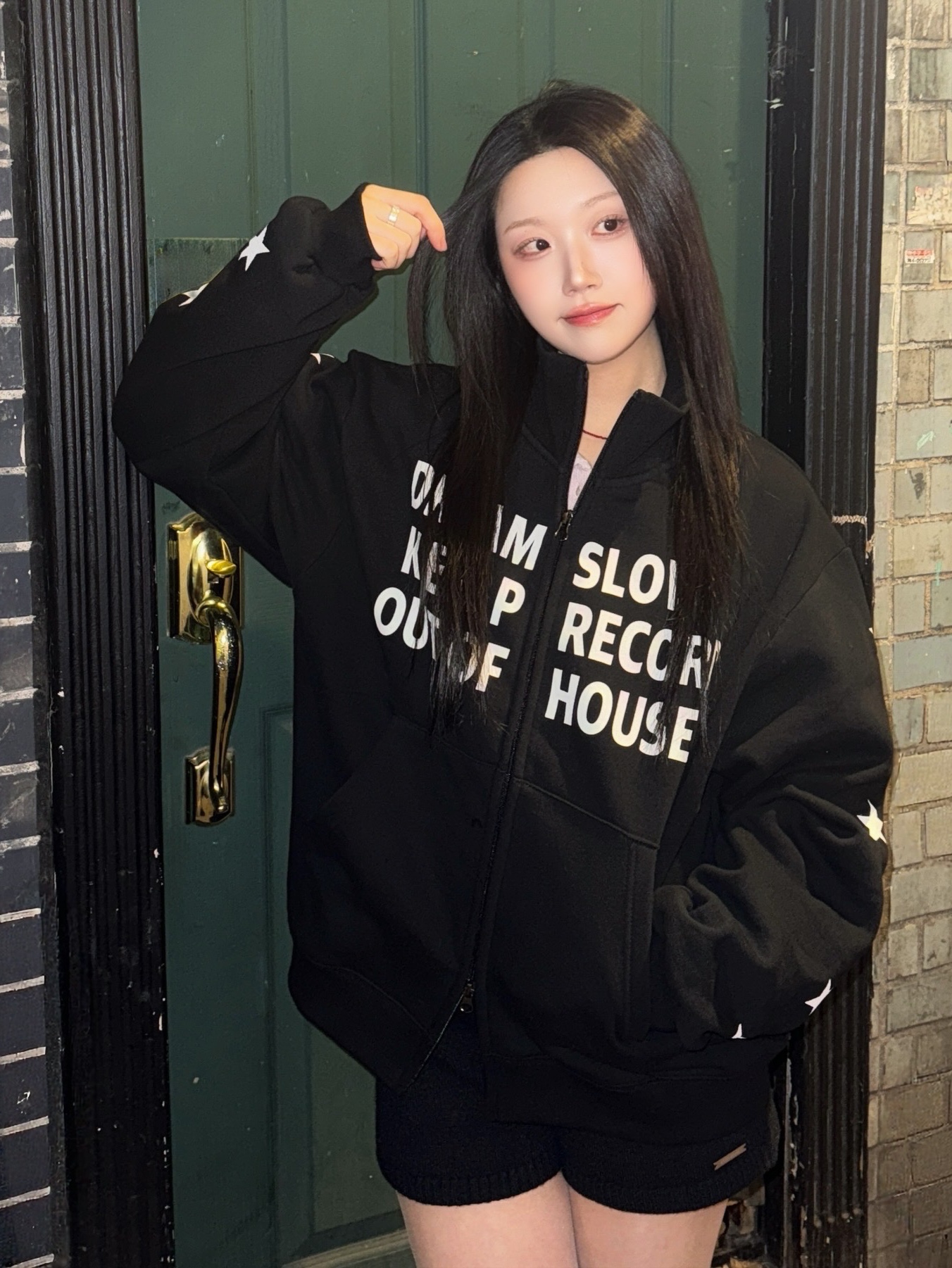 SLOW RECORD HOUSE Typo Star Track Zip-Up_Black 착용 스타일 - 1