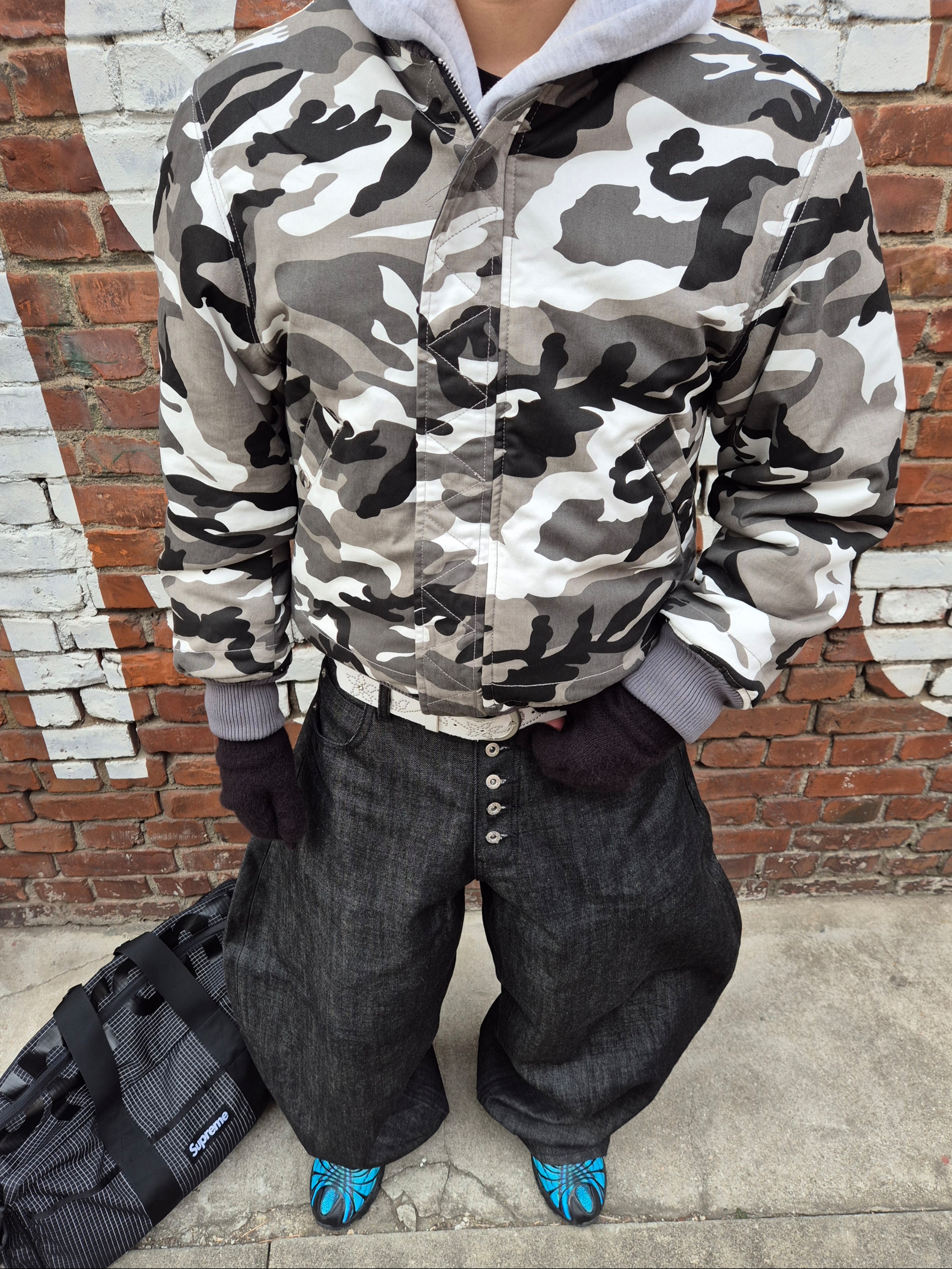 Supreme Duffle Bag Black - 24SS, Nike x Skepta Air Max Tailwind 5 Chrome Blue 착용 스타일 - 7