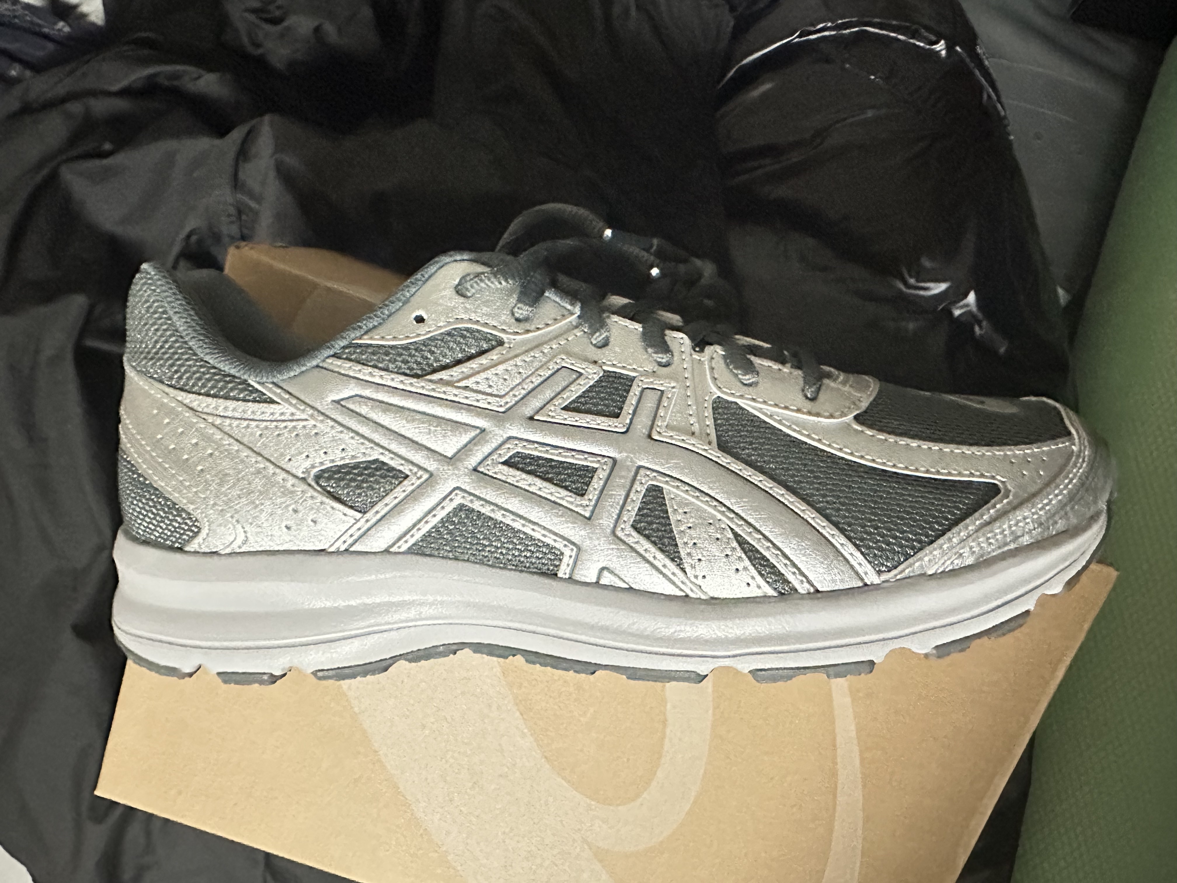 Asics Jog 100 S SMU Sheet Rock Pure Silver - 2E Wide 착용 스타일 - 1
