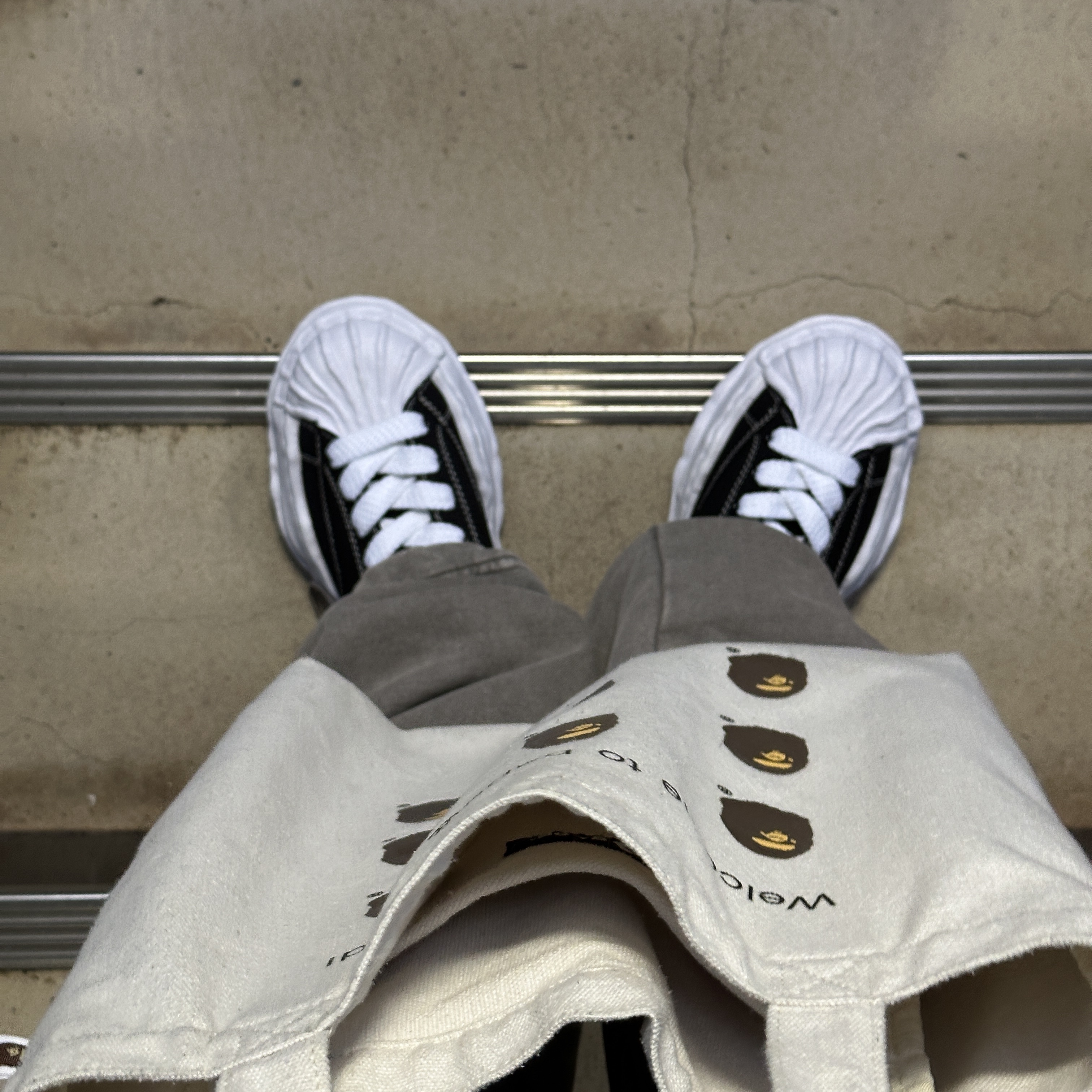 BAPE Bape.com Tote Bag Bapec Ivory, Maison Mihara Yasuhiro Blakey OG Sole Canvas Low-top Sneakers Black White 착용 스타일
