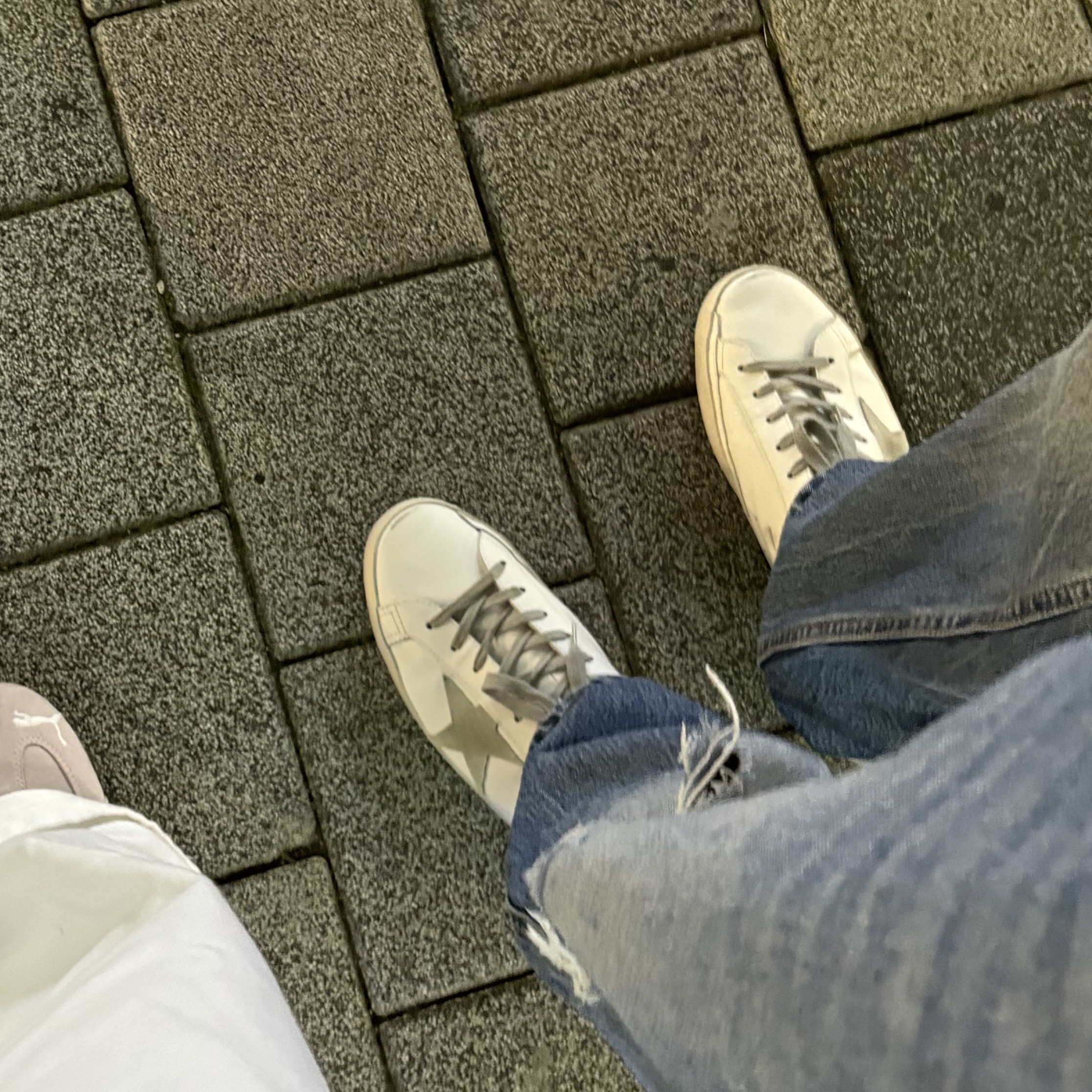 Golden Goose Superstar White Silver Heel Tab Sneakers 착용 스타일