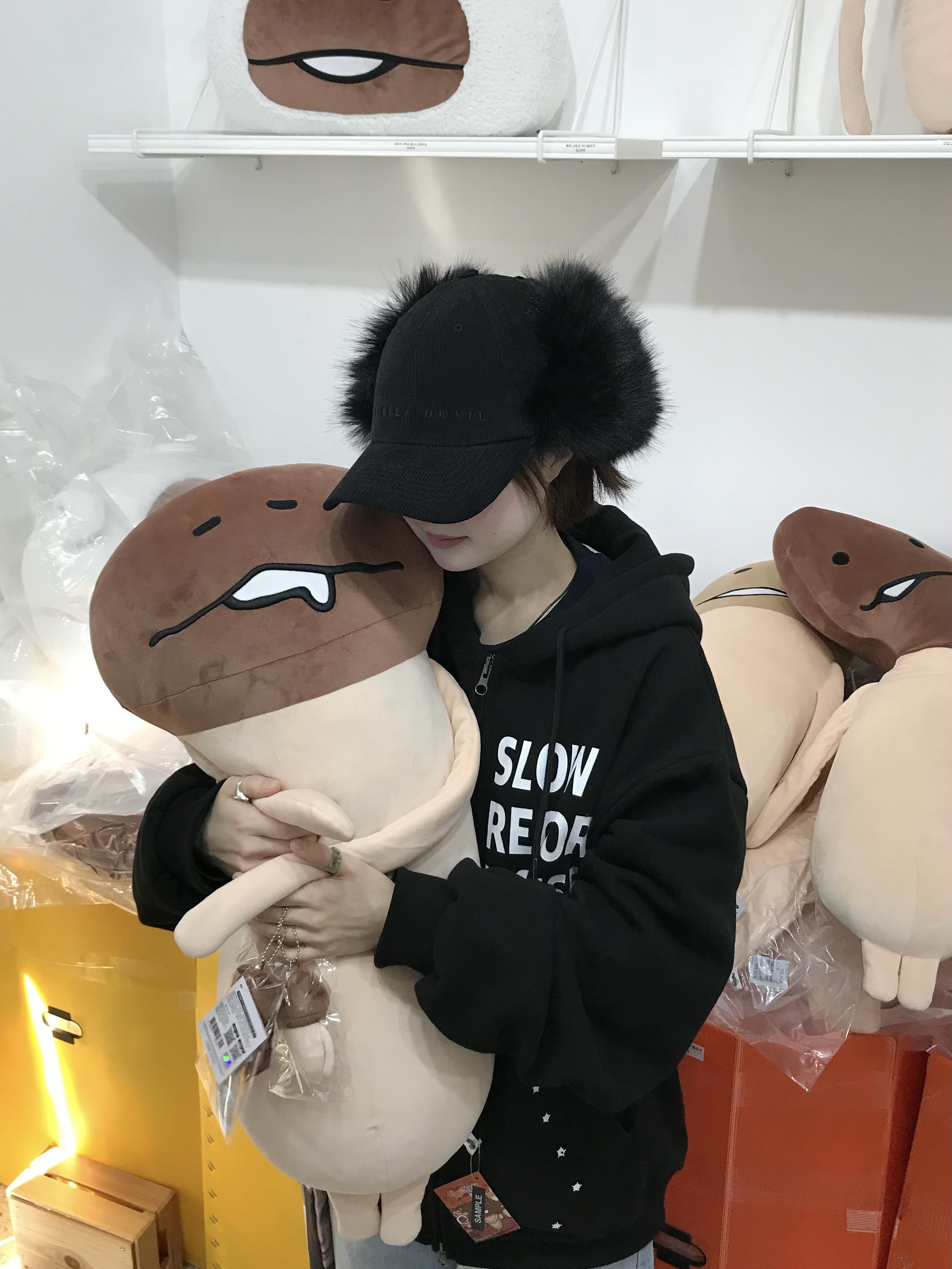 SLOW RECORD HOUSE Typo Star Hood Zip-up Black 착용 스타일 - 5