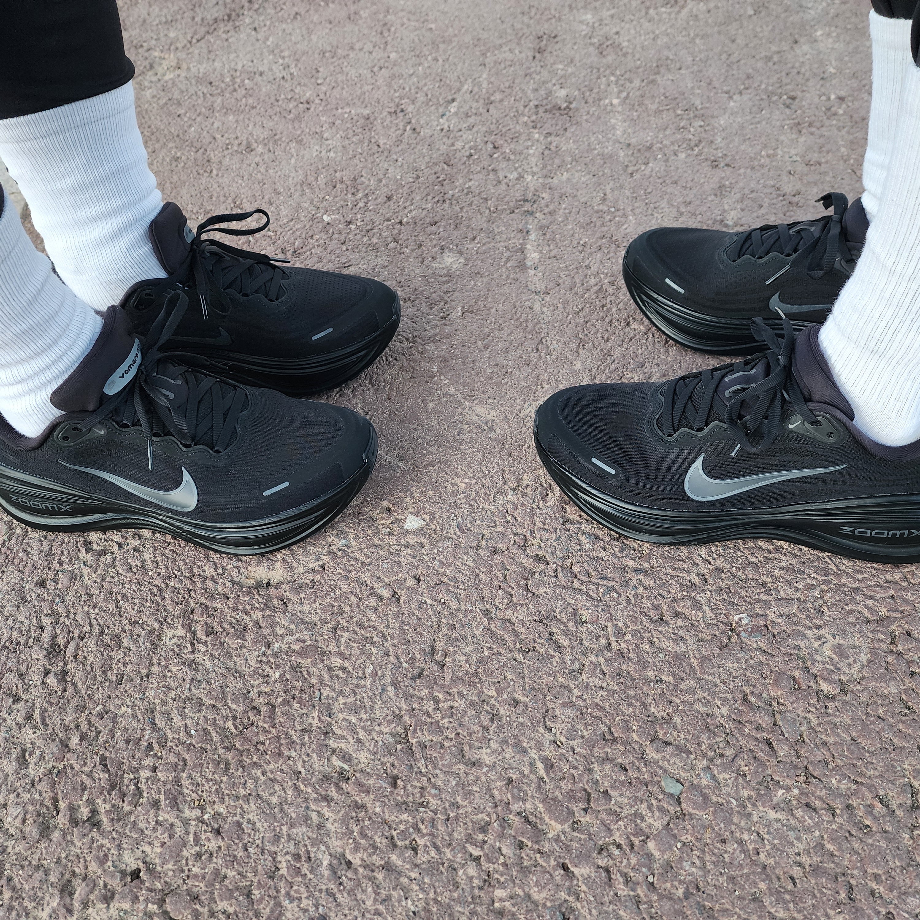 Nike Vomero Plus Black Metallic Dark Grey 착용 스타일