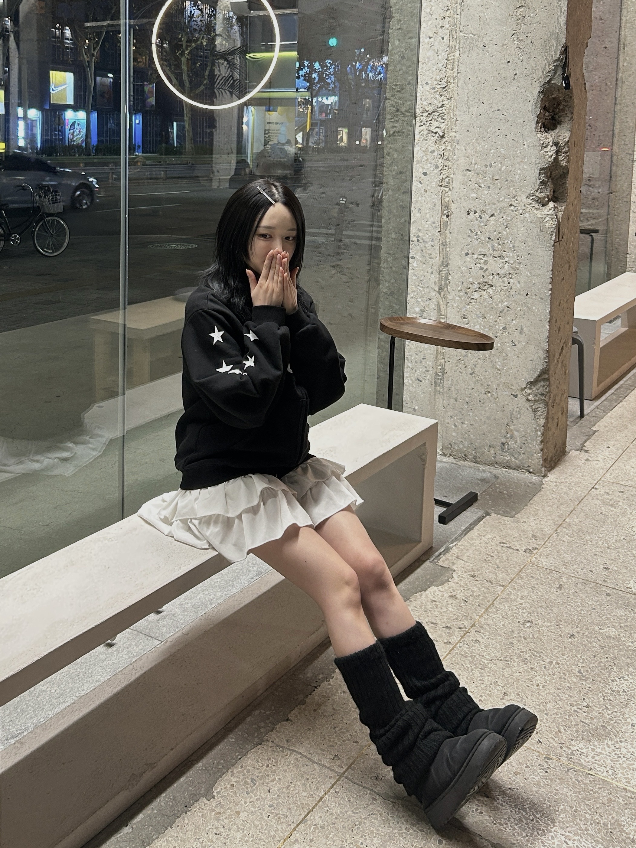 SLOW RECORD HOUSE Typo Star Track Zip-Up_Black 착용 스타일 - 2