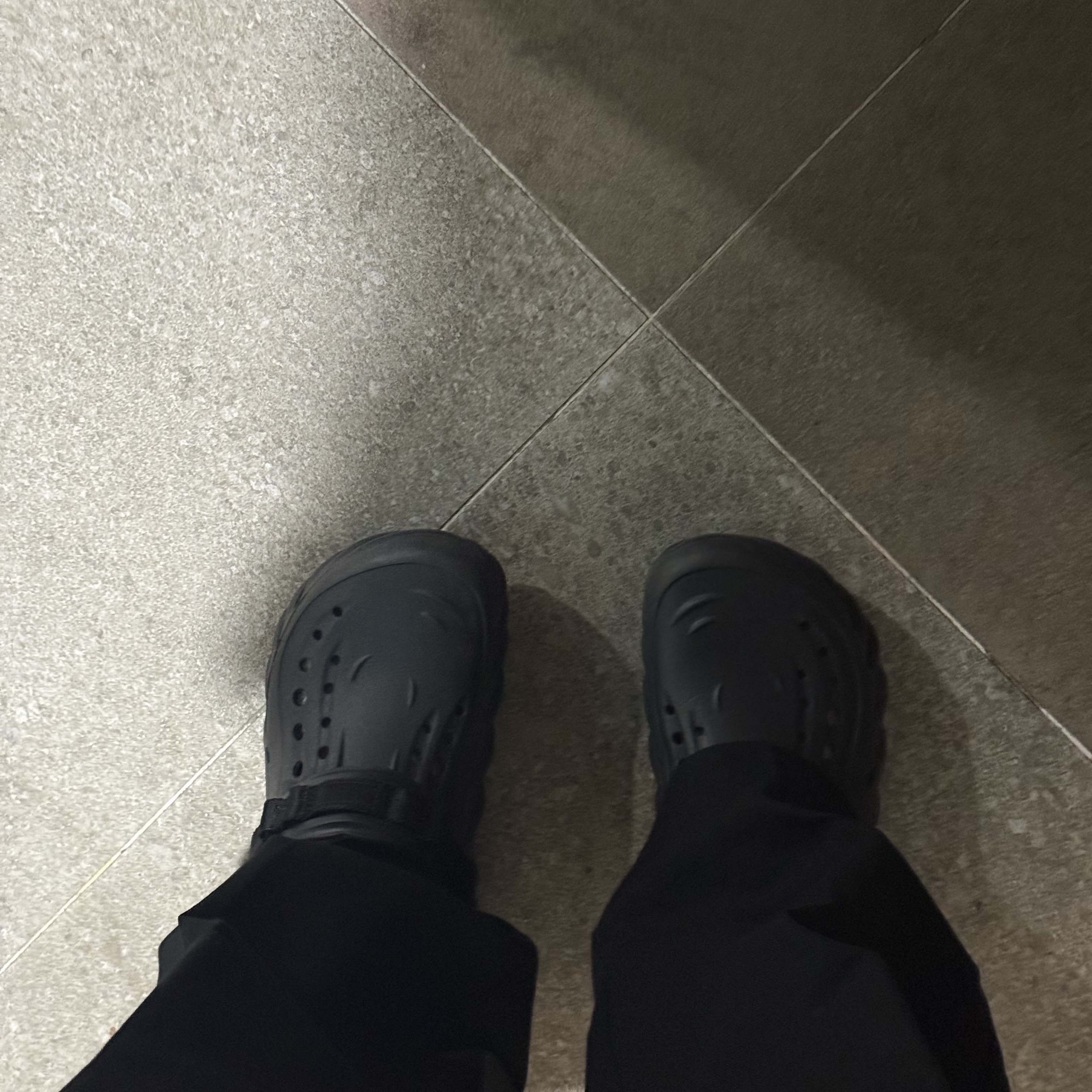 Crocs Echo Clog Black 착용 스타일