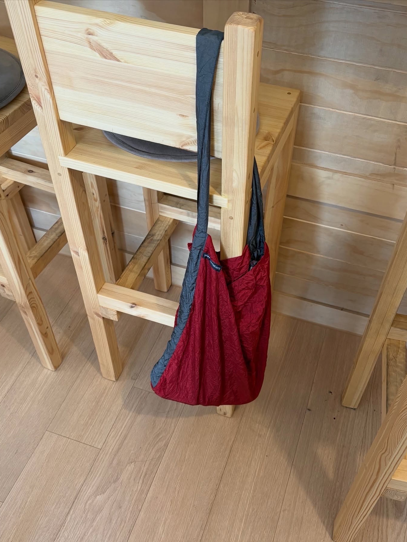 Ticket to the Moon Eco Bag Large Burgundy Dark Grey (30L) 착용 스타일