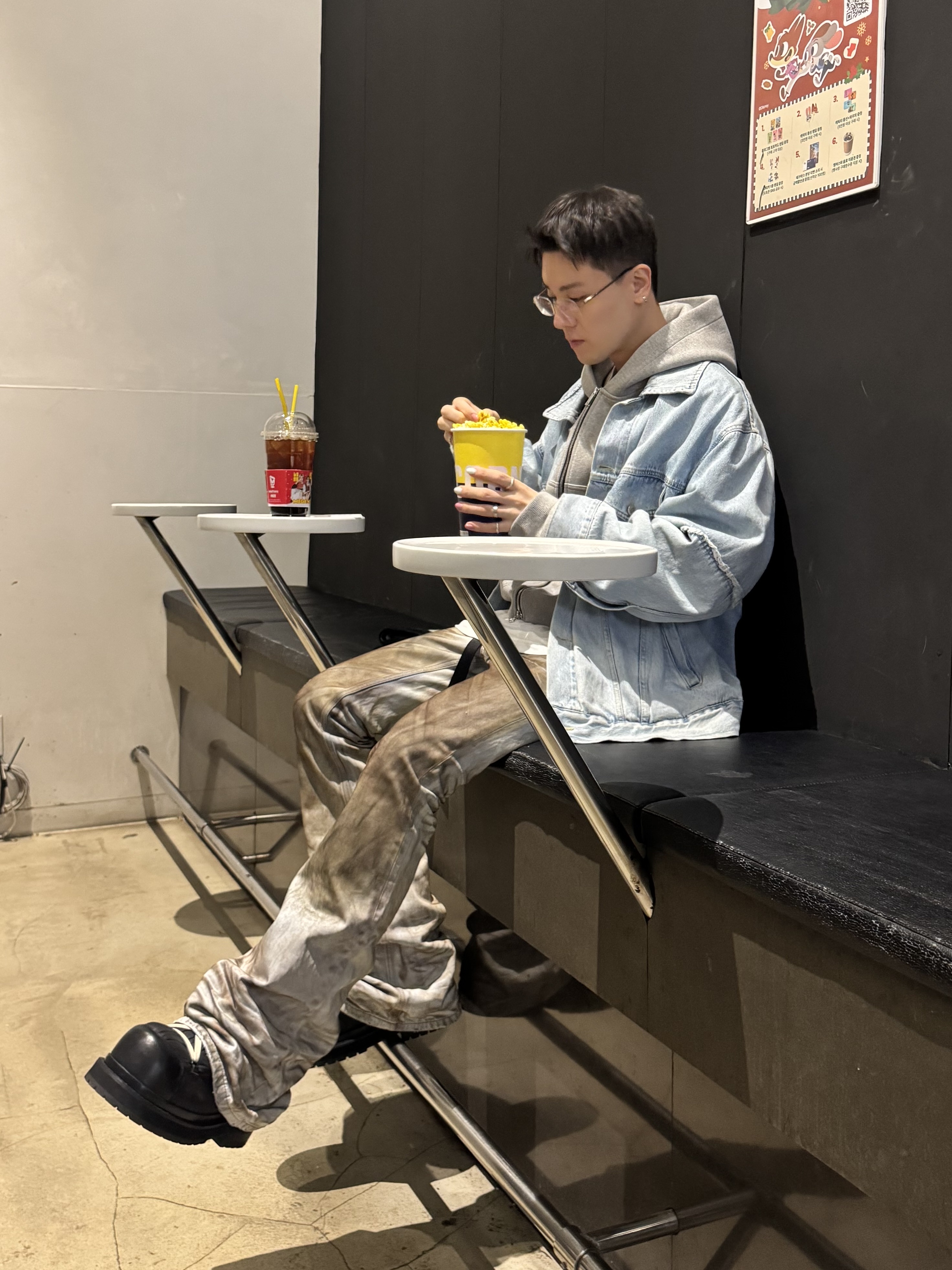 Undermycar 25FW Mud Oil Painted Light Blue Flare Jeans Light Blue, CDG Logo Check Muffler White Black 착용 스타일 - 5