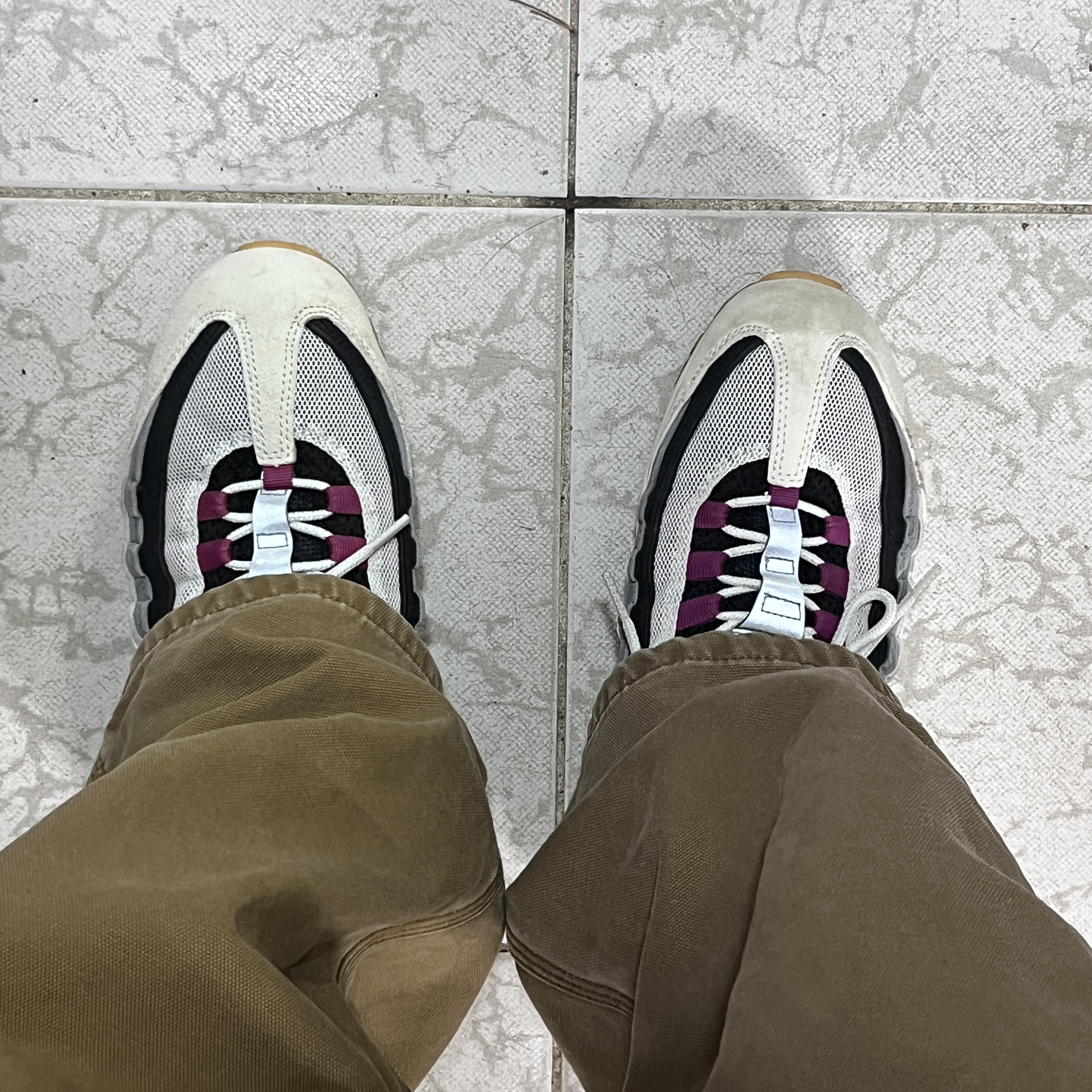 Nike SB Air Max 95 Summit White and Cactus Flower 착용 스타일 - 1