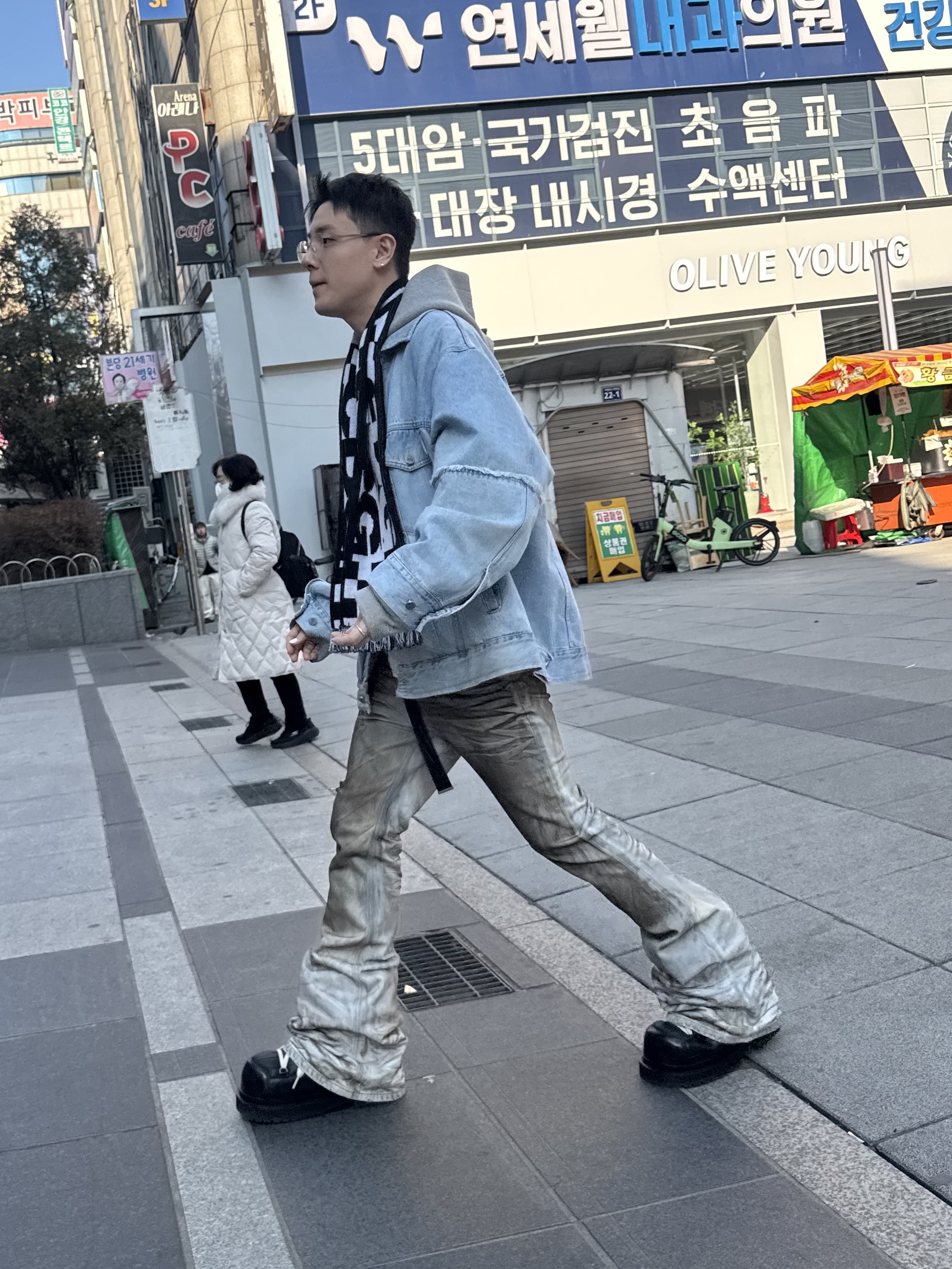 Undermycar 25FW Mud Oil Painted Light Blue Flare Jeans Light Blue, CDG Logo Check Muffler White Black 착용 스타일 - 4