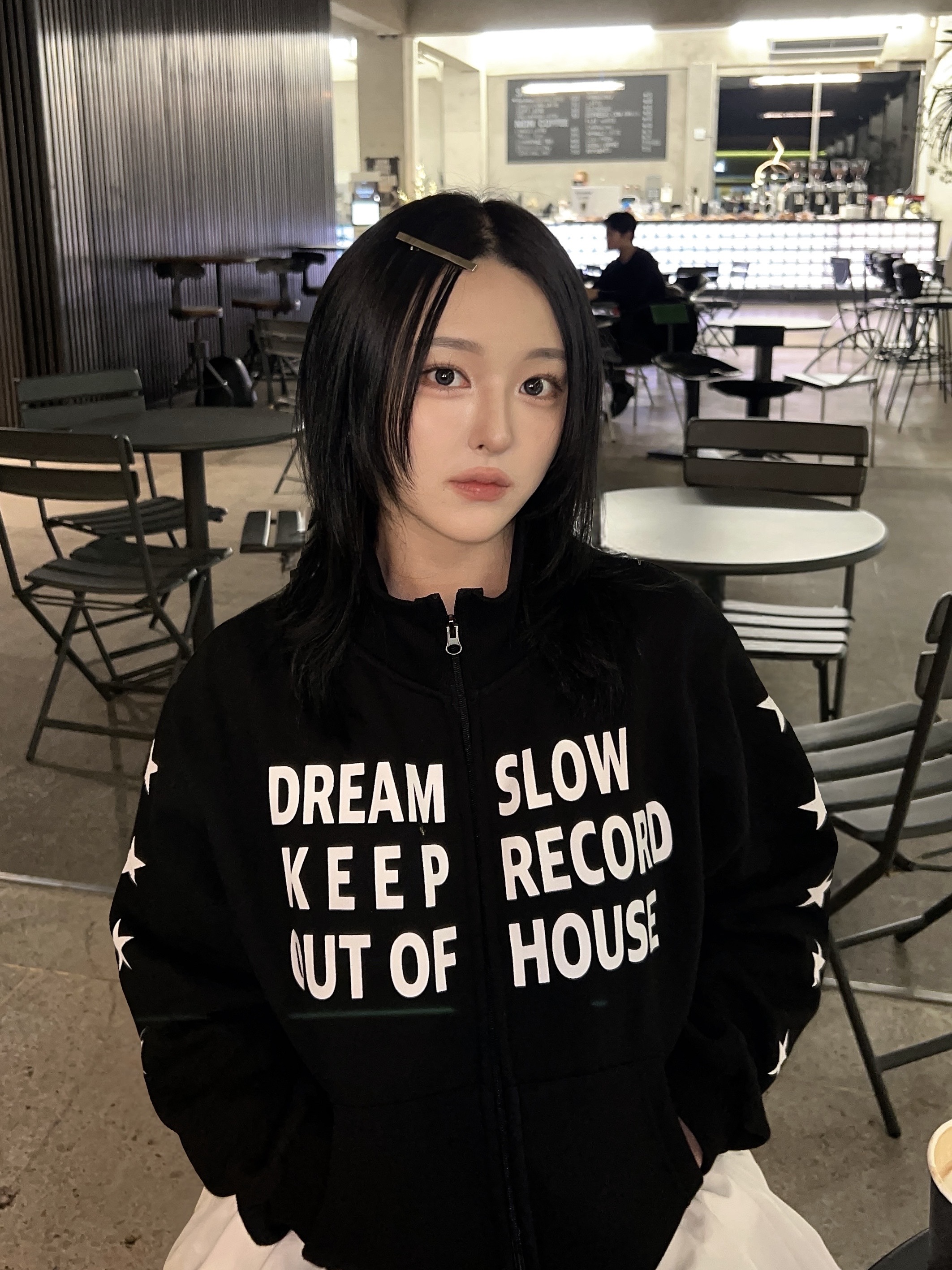 SLOW RECORD HOUSE Typo Star Track Zip-Up_Black 착용 스타일 - 3