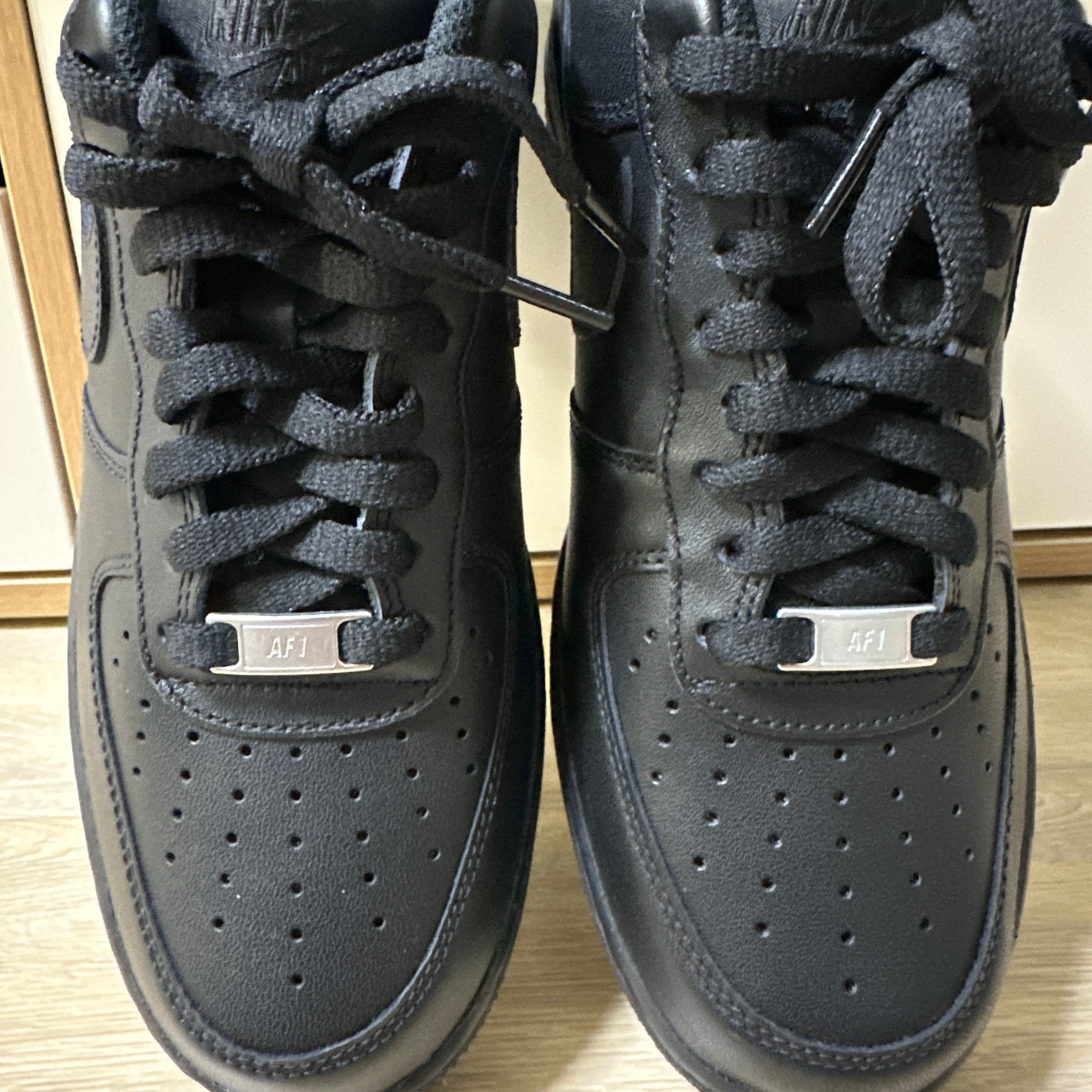 (W) Nike Air Force 1 '07 Low Triple Black 착용 스타일 - 3