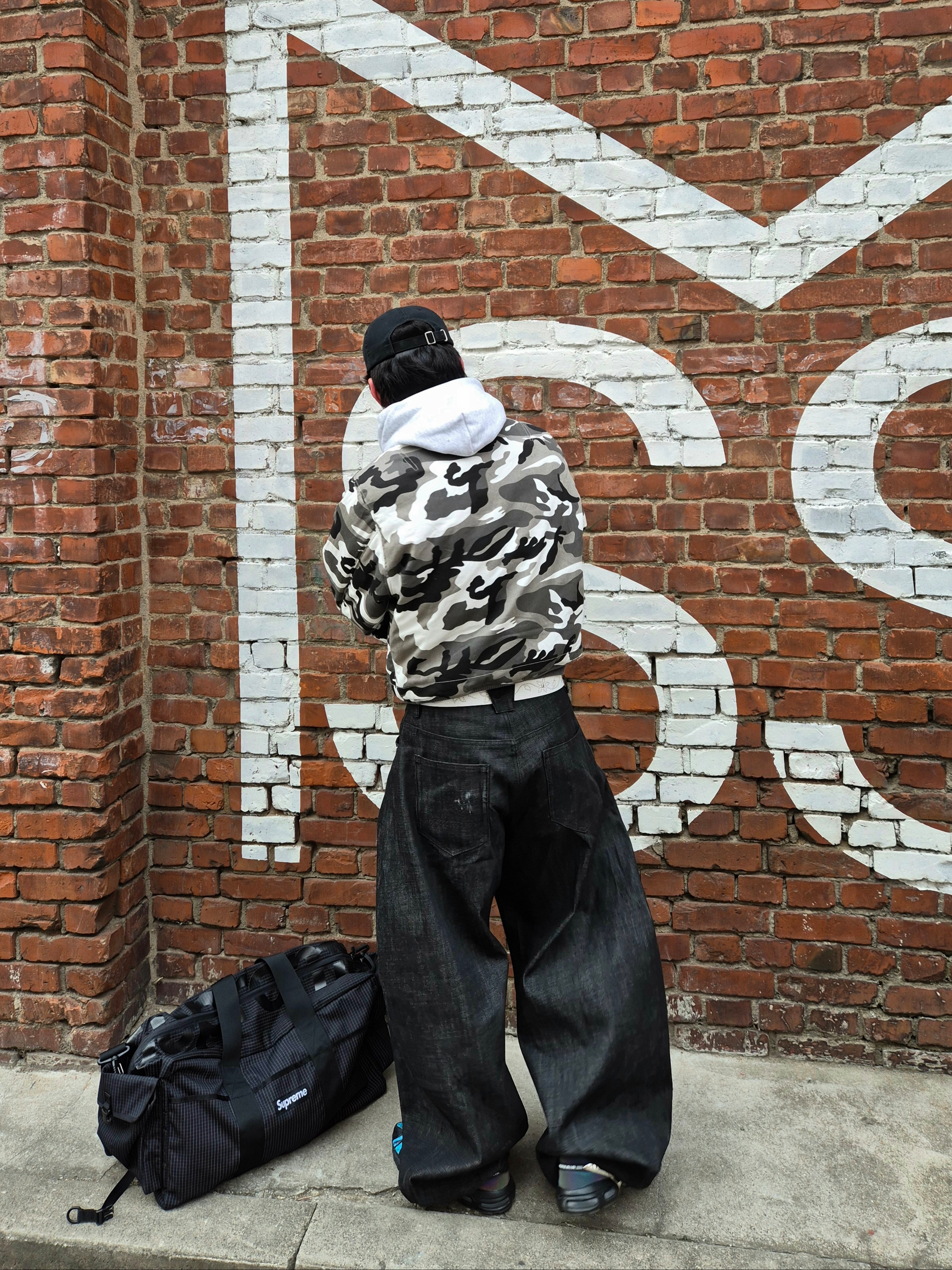 Supreme Duffle Bag Black - 24SS, Nike x Skepta Air Max Tailwind 5 Chrome Blue 착용 스타일 - 6