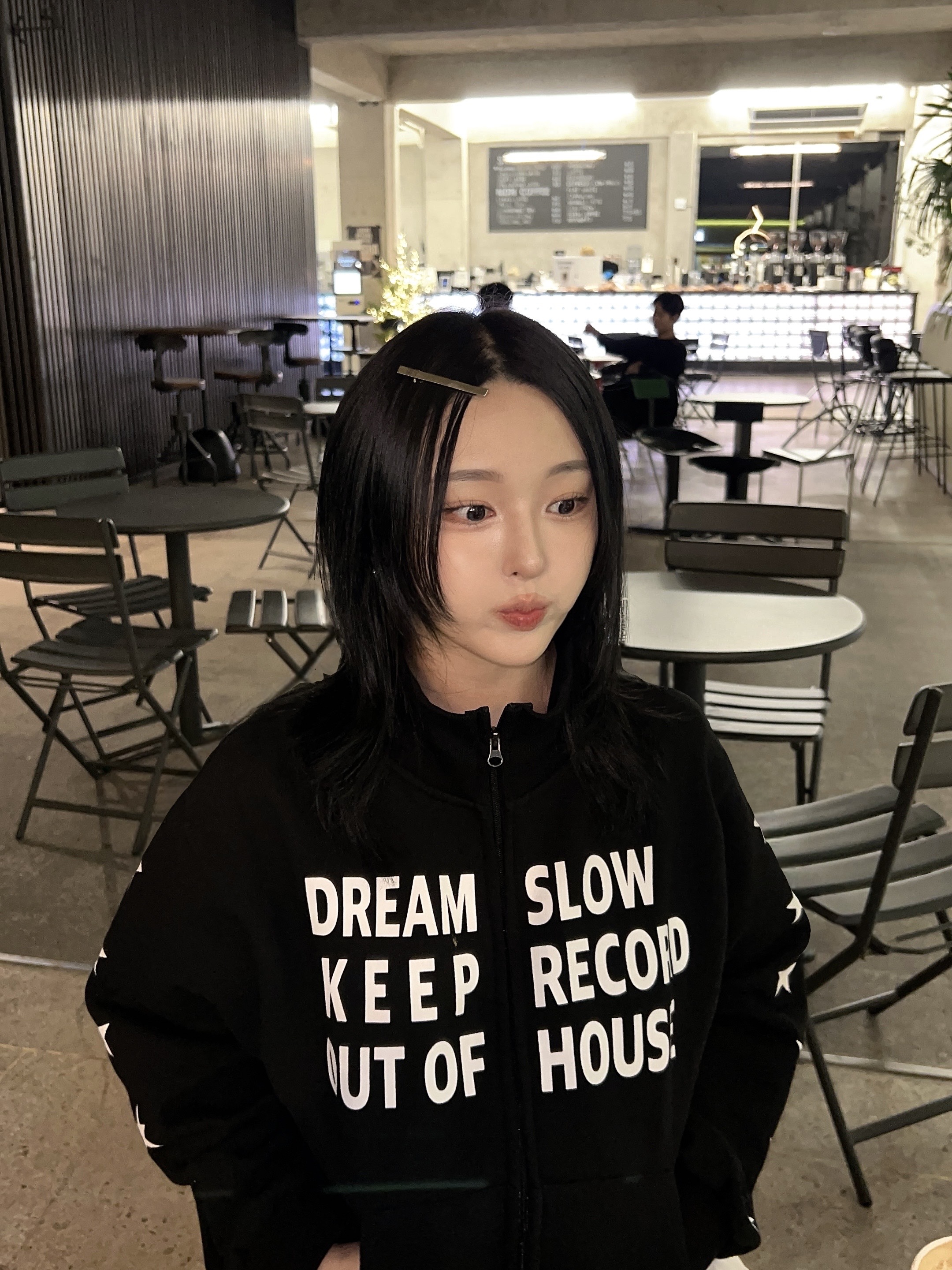 SLOW RECORD HOUSE Typo Star Track Zip-Up_Black 착용 스타일 - 5