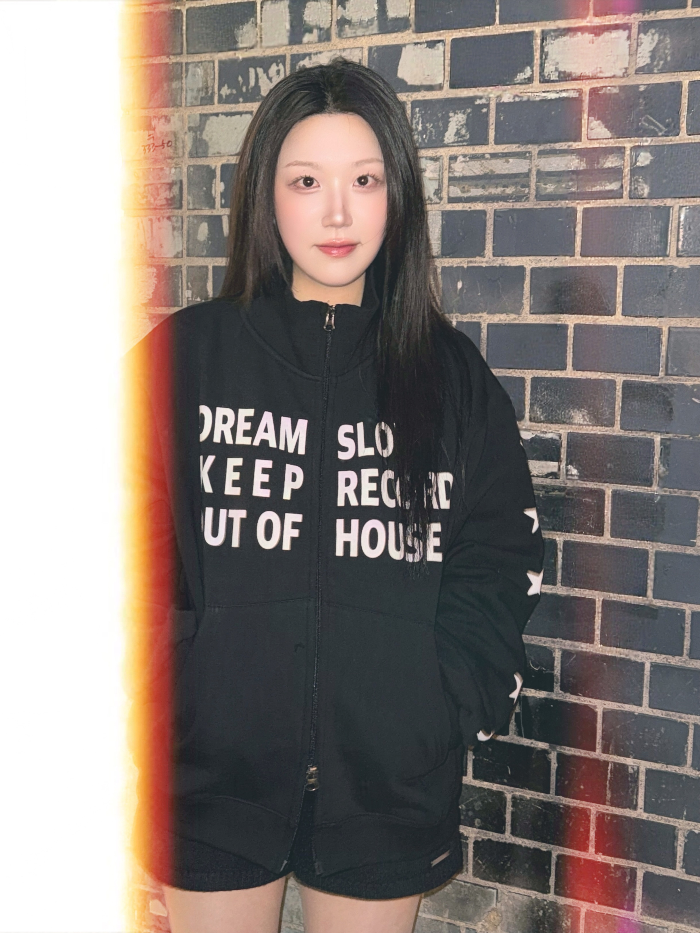 SLOW RECORD HOUSE Typo Star Track Zip-Up_Black 착용 스타일 - 5