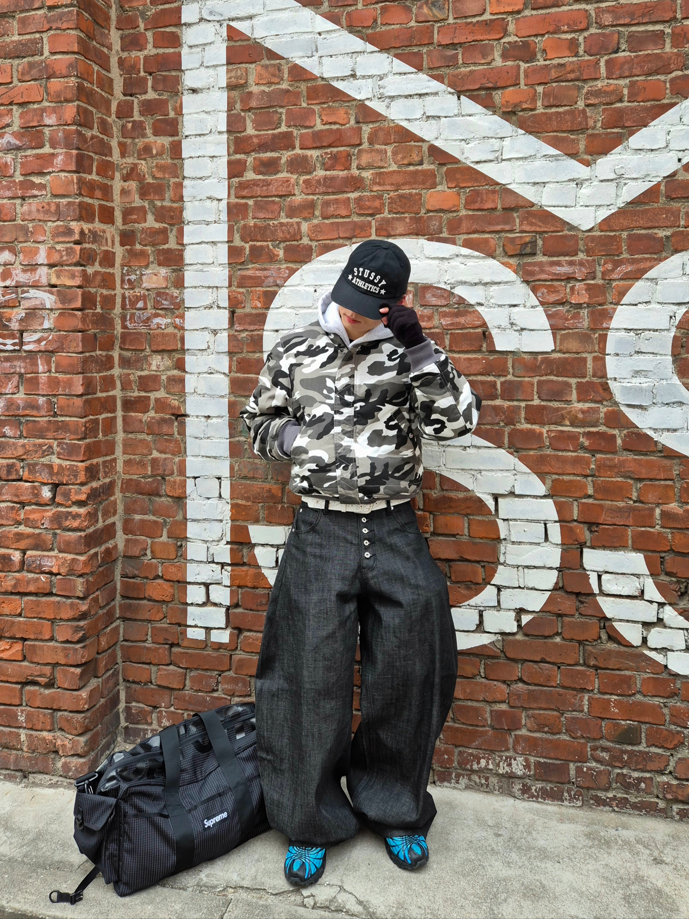 Supreme Duffle Bag Black - 24SS, Nike x Skepta Air Max Tailwind 5 Chrome Blue 착용 스타일 - 4