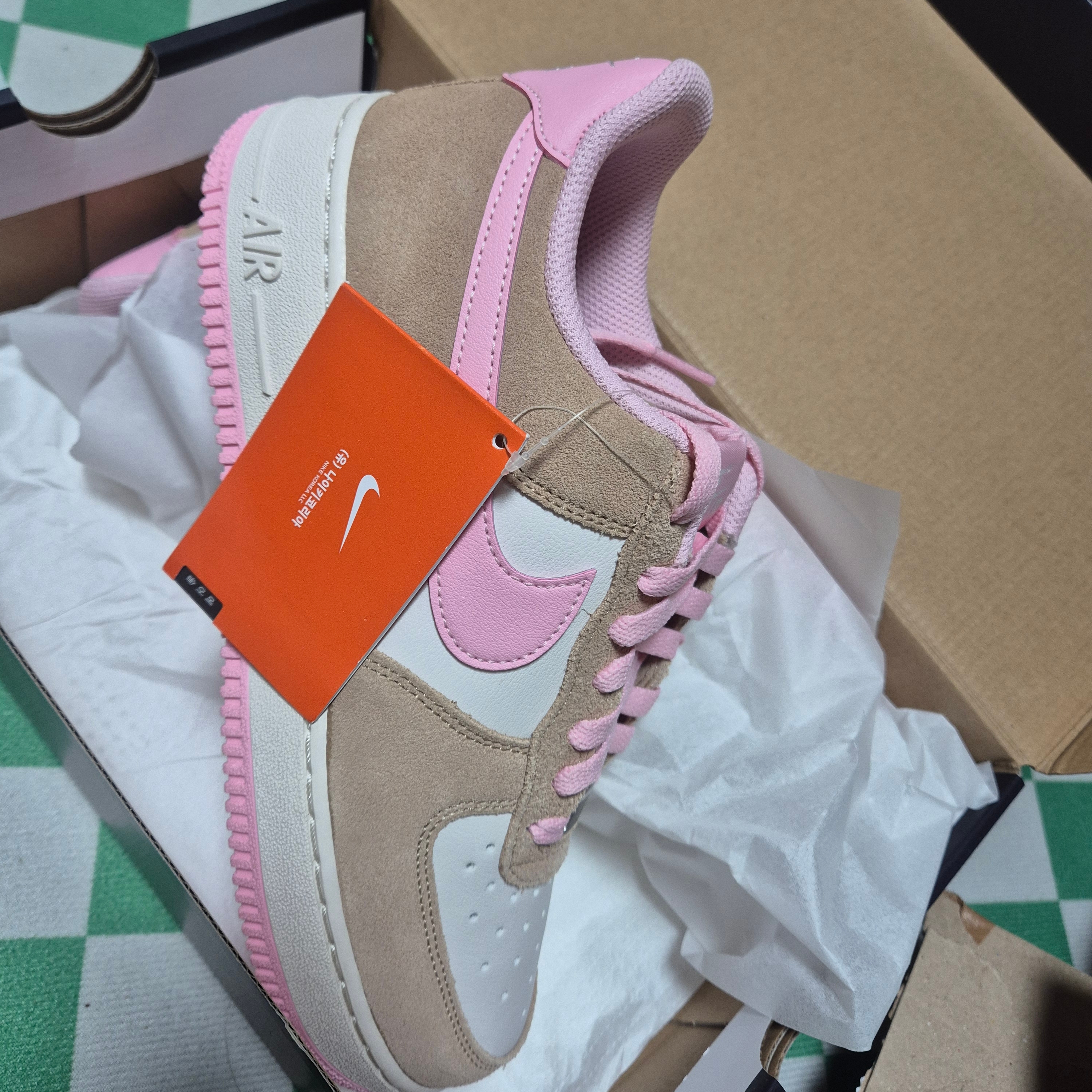 Nike Air Force 1 '07 LV8 Medium Soft Pink Phantom 착용 스타일 - 1