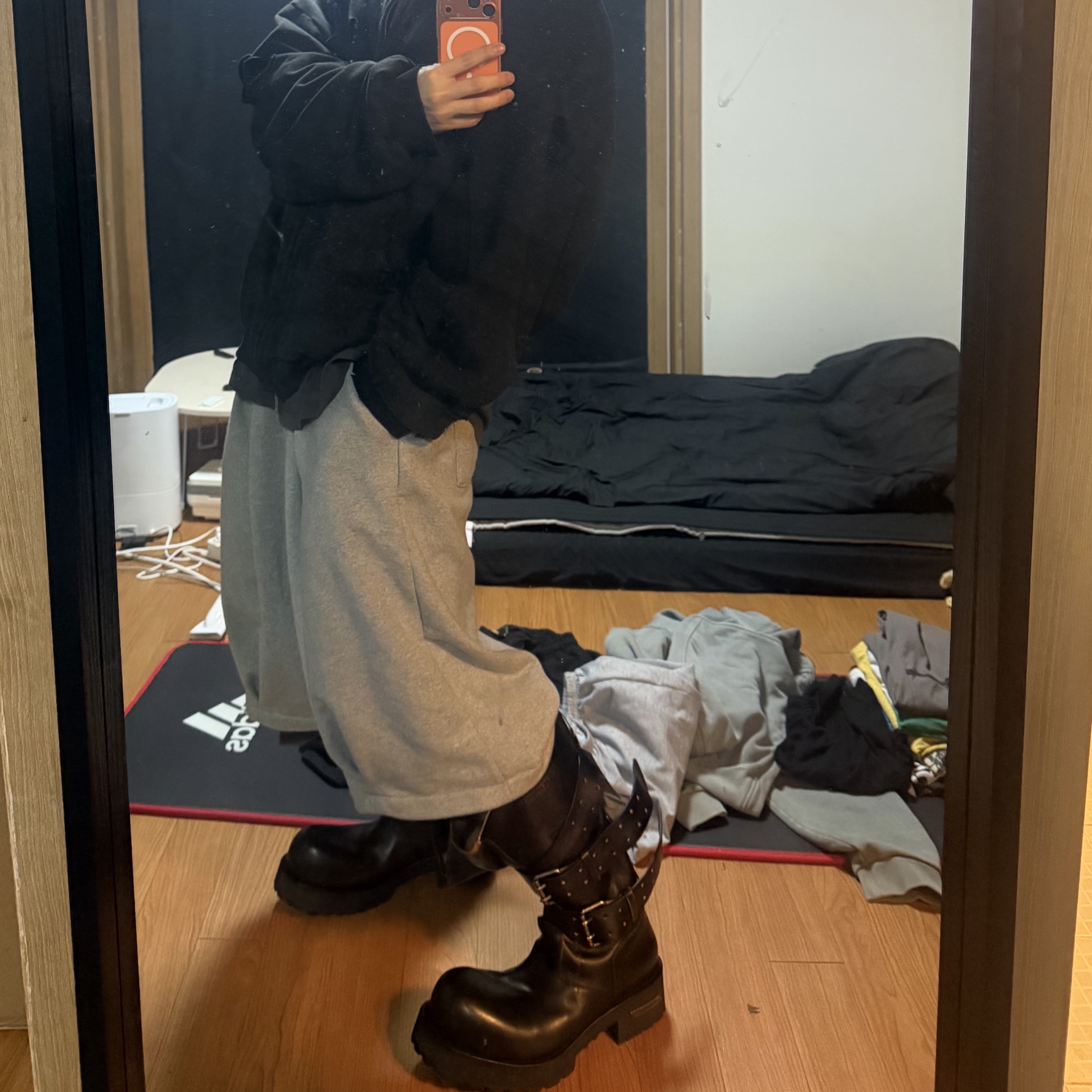 Balenciaga Venom High Boot Black 착용 스타일 - 2