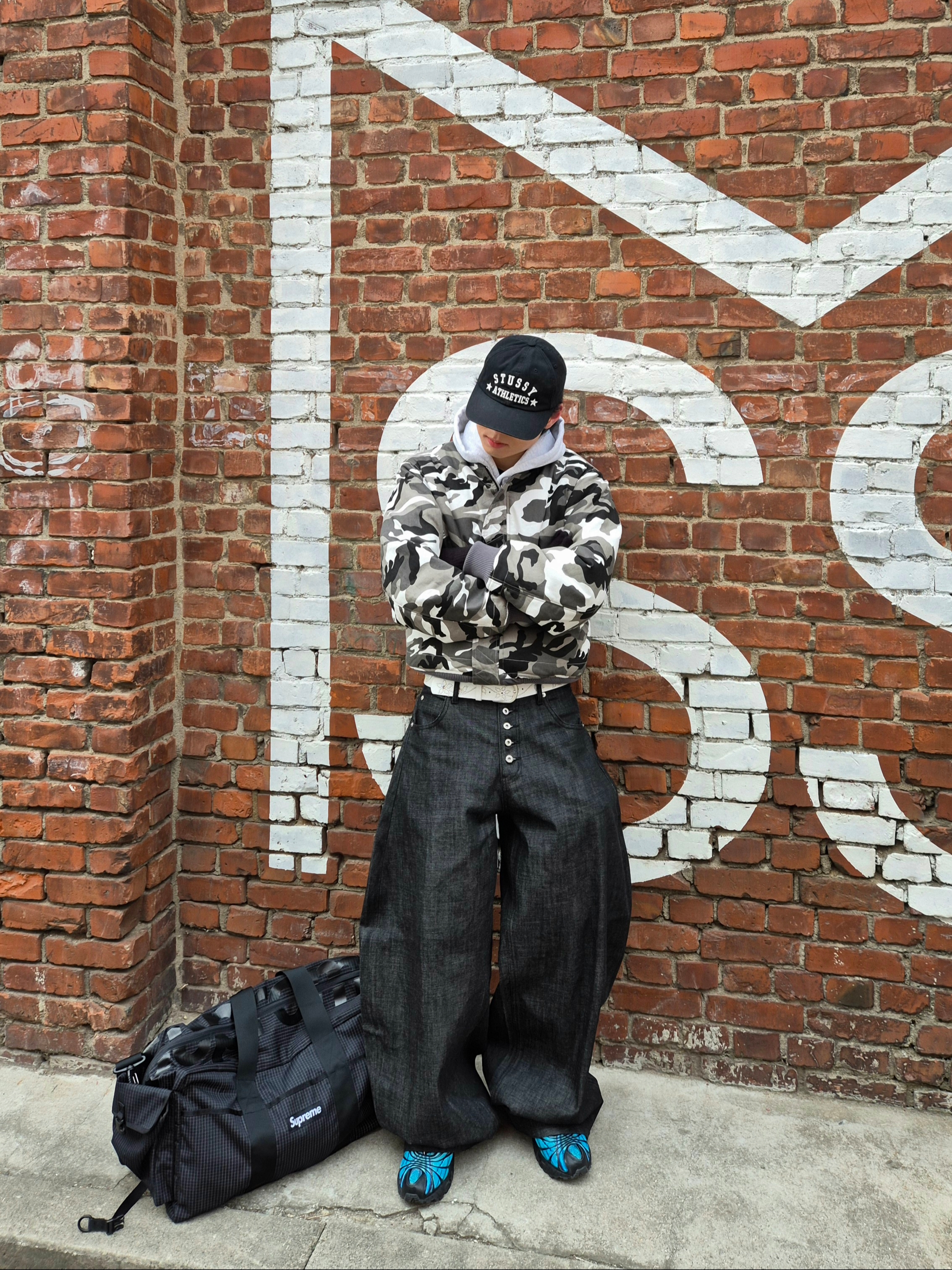 Supreme Duffle Bag Black - 24SS, Nike x Skepta Air Max Tailwind 5 Chrome Blue 착용 스타일 - 5
