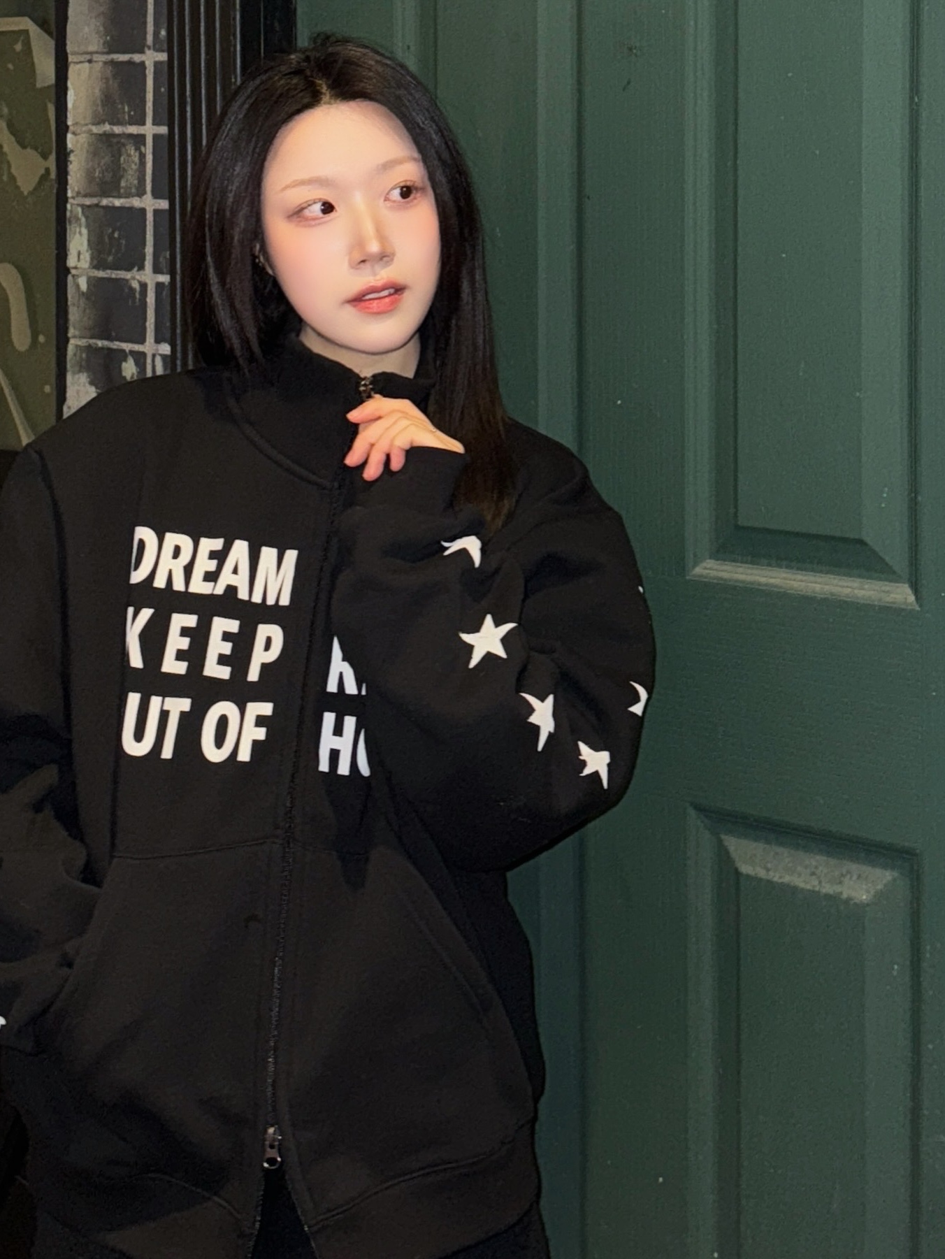 SLOW RECORD HOUSE Typo Star Track Zip-Up_Black 착용 스타일 - 4