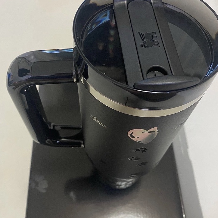 Stanley x Jennie 1913 Quencher Luxe Tumbler 887ml Midnight Ruby 착용 스타일