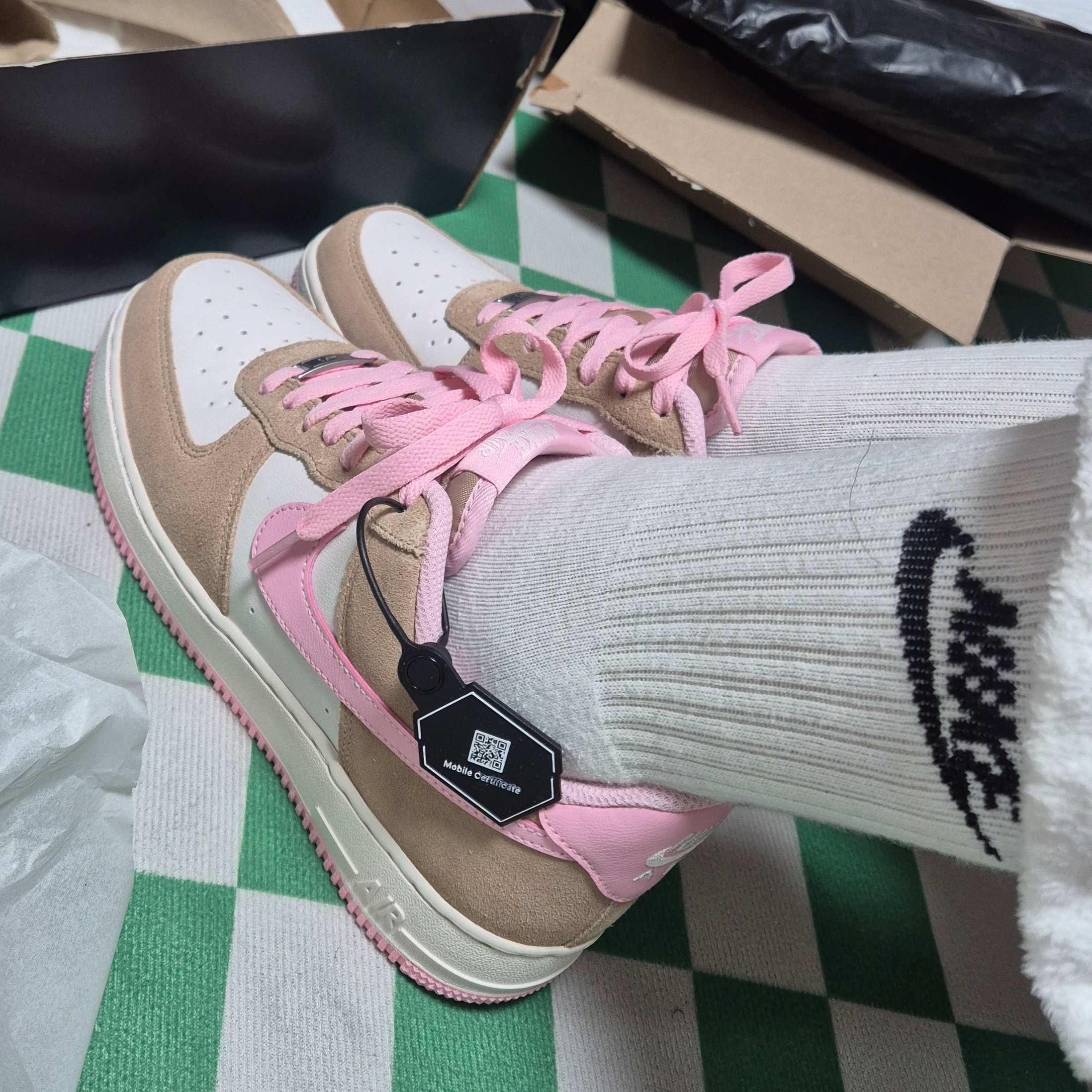 Nike Air Force 1 '07 LV8 Medium Soft Pink Phantom 착용 스타일 - 6