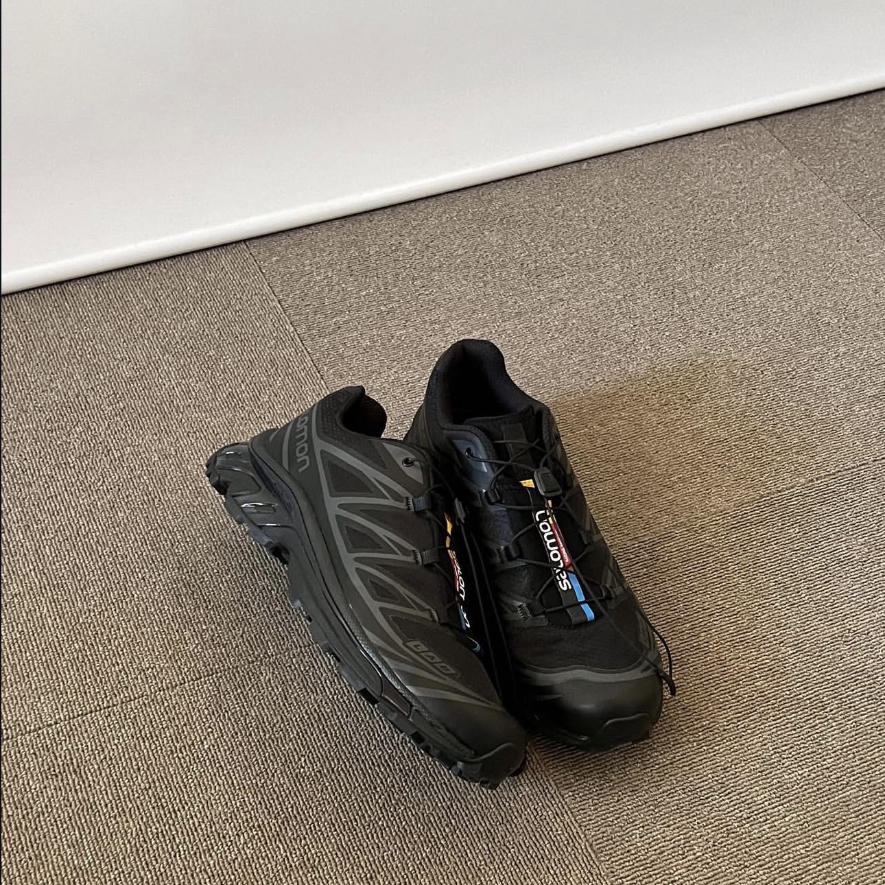 Salomon XT-6 ADV Black, IAB Studio Socks White (5 Pack) 착용 스타일 - 3