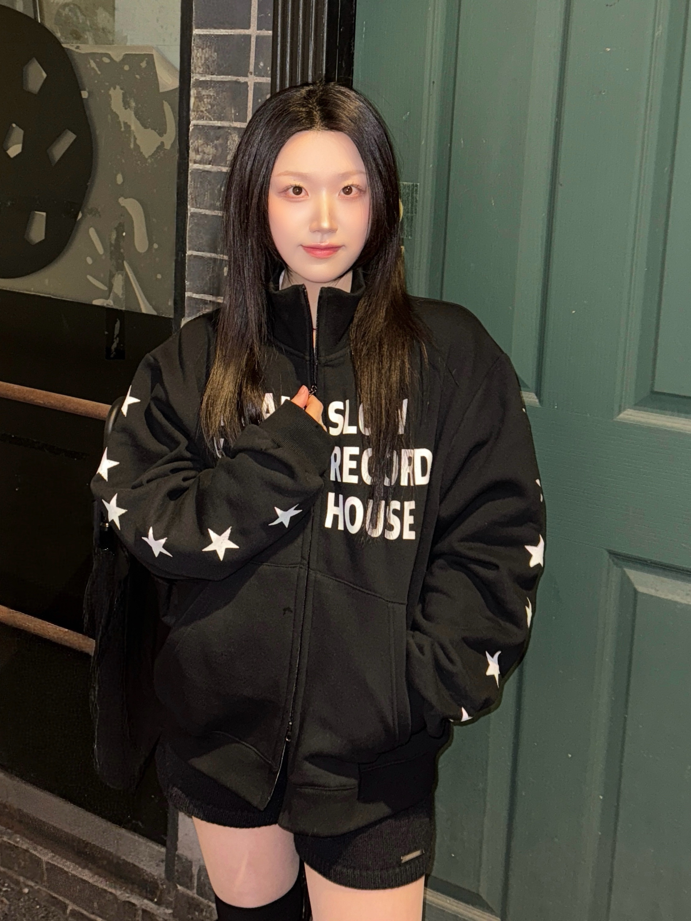 SLOW RECORD HOUSE Typo Star Track Zip-Up_Black 착용 스타일 - 3