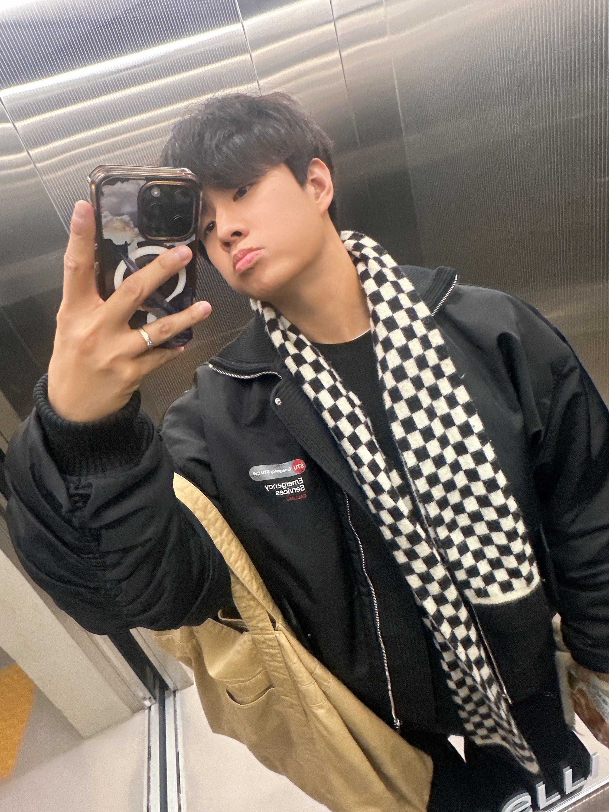 [KREAM 단독] STU Overfit Collar Bomber Black, Aoiro Ooki Feather Denim Pants Dark Indigo 착용 스타일 - 2